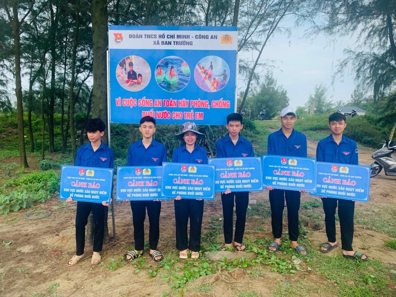 Tuổi trẻ Hà Tĩnh lắp các biển cảnh báo phòng chống đuối nước và làm bảng tuyên truyền từ lốp xe tái chế.