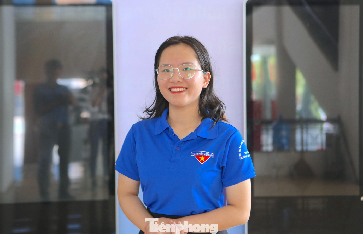 Đại biểu Trần Phương Lê Vy - Trường THPT Chuyên Hà Tĩnh. Đại biểu Trần Phương Lê Vy - Trường THPT Chuyên Hà Tĩnh.