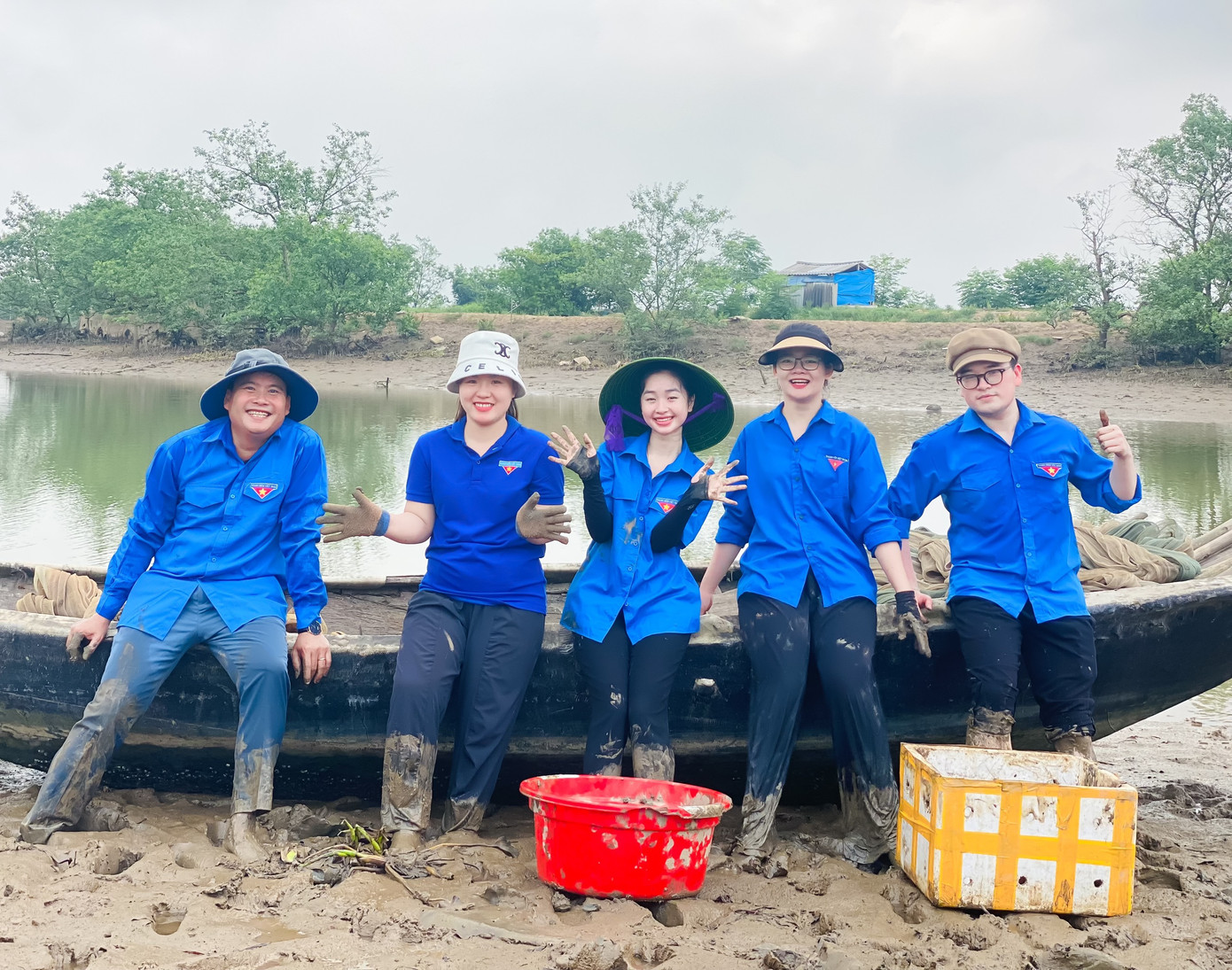 100 gốc dừa nước được trồng sau buổi sáng cật lực làm việc. Trong ảnh thanh niên xã Thạch Hưng nghỉ ngơi khi vừa hoàn thành xong công việc.