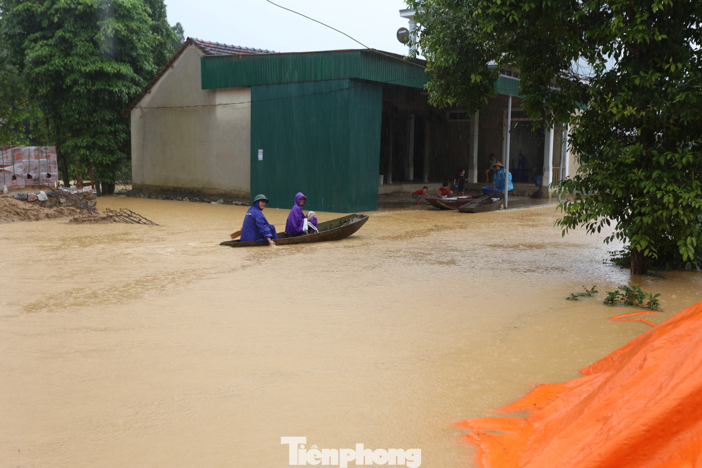 Người dân cho biết con đường mới làm không có mương thoát nước, khiến khu vực này chịu cảnh ngập úng. Khi mưa lũ đổ về, vùng này chịu ảnh hưởng nặng nề nhất. Người dân phải dùng thuyền để di chuyển...