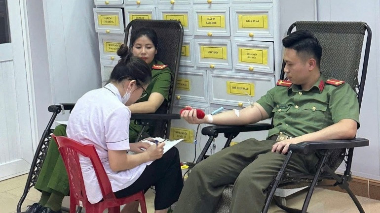 Các cán bộ Công an tỉnh Hà Tĩnh hiến máu kịp thời giúp bệnh nhân qua cơn nguy kịch.