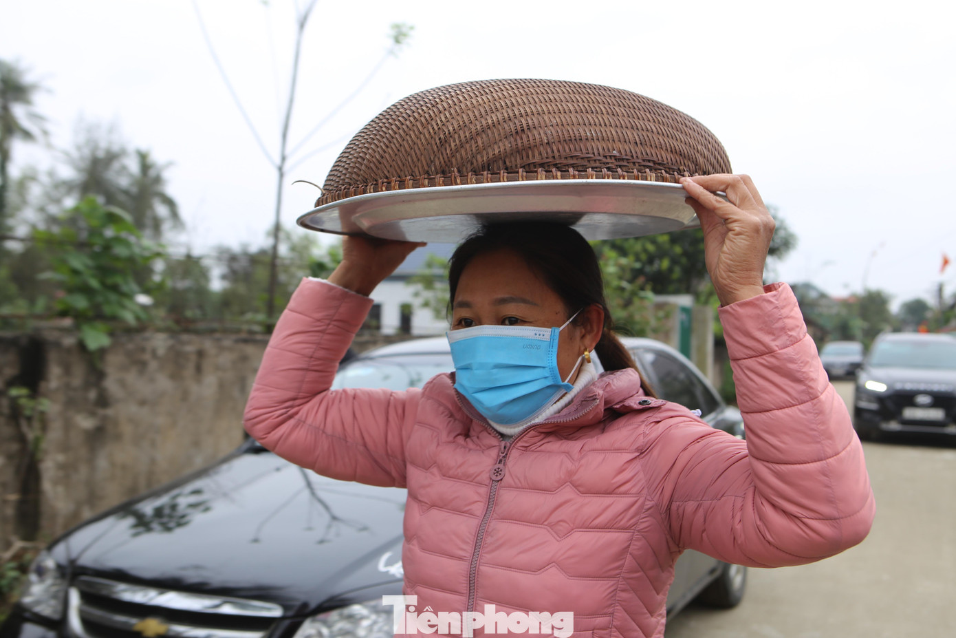 Từ tờ mờ sáng ngày 15/2 (Tức ngày 15/1 ÂL), người dân xã Bình An lại tất bật làm mâm cỗ để dâng lên bàn thờ dòng họ trong ngày rằm. Tại dòng họ Nguyễn Đình, người dân đưa mâm cỗ từ nhà đến nhà thờ để dâng lên bàn thờ trong ngày rằm.