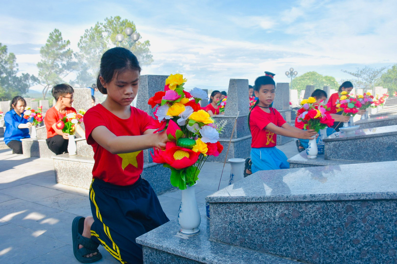 Tổ chức thắp nến tri ân các anh hùng liệt sỹ đồng loạt toàn tỉnh tại 230 nghĩa trang, khu tưởng niệm với hơn 23.000 đoàn viên thanh niên tham gia