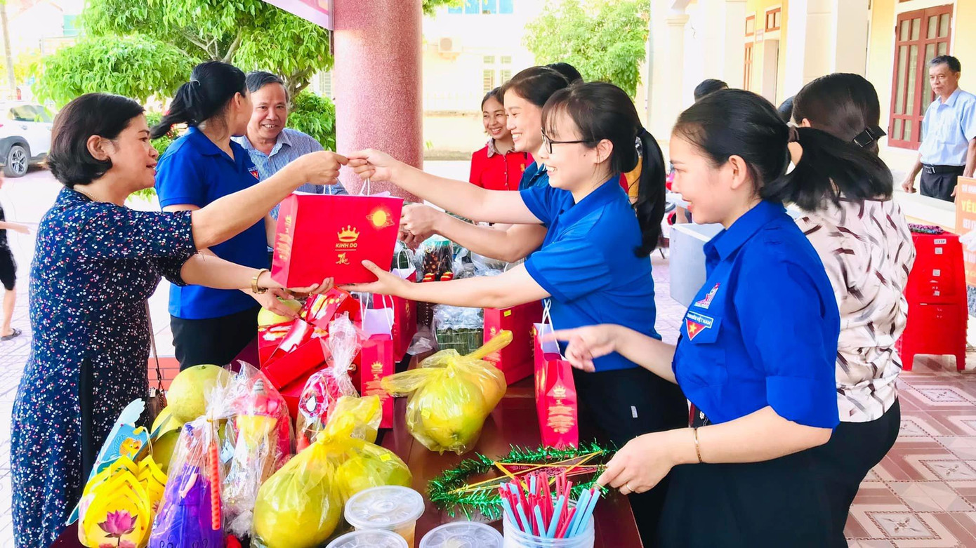 Ban Thường vụ Tỉnh Đoàn Hà Tĩnh cho biết, trong thời gian tới sẽ tiếp tục chỉ đạo các cấp bộ Đoàn phát huy tinh thần, nỗ lực hơn nữa sáng tạo nhiều cách làm hay để đồng hành với trẻ em có hoàn cảnh đặc biệt khó khăn, trẻ em yếu thế trên toàn tỉnh trong dịp Trung thu gắn với chào đón năm học mới. Hy vọng đây sẽ là nguồn động viên giúp các em cố gắng khắc phục khó khăn, vươn lên học tập, đạt được những ước mơ. Ban Thường vụ Tỉnh Đoàn Hà Tĩnh cho biết, trong thời gian tới sẽ tiếp tục chỉ đạo các cấp bộ Đoàn phát huy tinh thần, nỗ lực hơn nữa sáng tạo nhiều cách làm hay để đồng hành với trẻ em có hoàn cảnh đặc biệt khó khăn, trẻ em yếu thế trên toàn tỉnh trong dịp Trung thu gắn với chào đón năm học mới. Hy vọng đây sẽ là nguồn động viên giúp các em cố gắng khắc phục khó khăn, vươn lên học tập, đạt được những ước mơ.