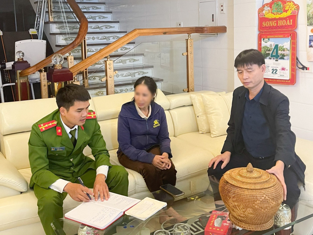 Cán bộ công an kịp thời có mặt ngăn chặn vụ lừa đảo 50 triệu đồng qua mạng.