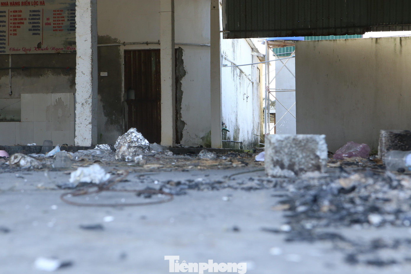 Trong một số nhà hàng, chủ nhà đã thu dọn hết tài sản như bàn ghế… để lại khung cảnh ngổn ngang rác thải.