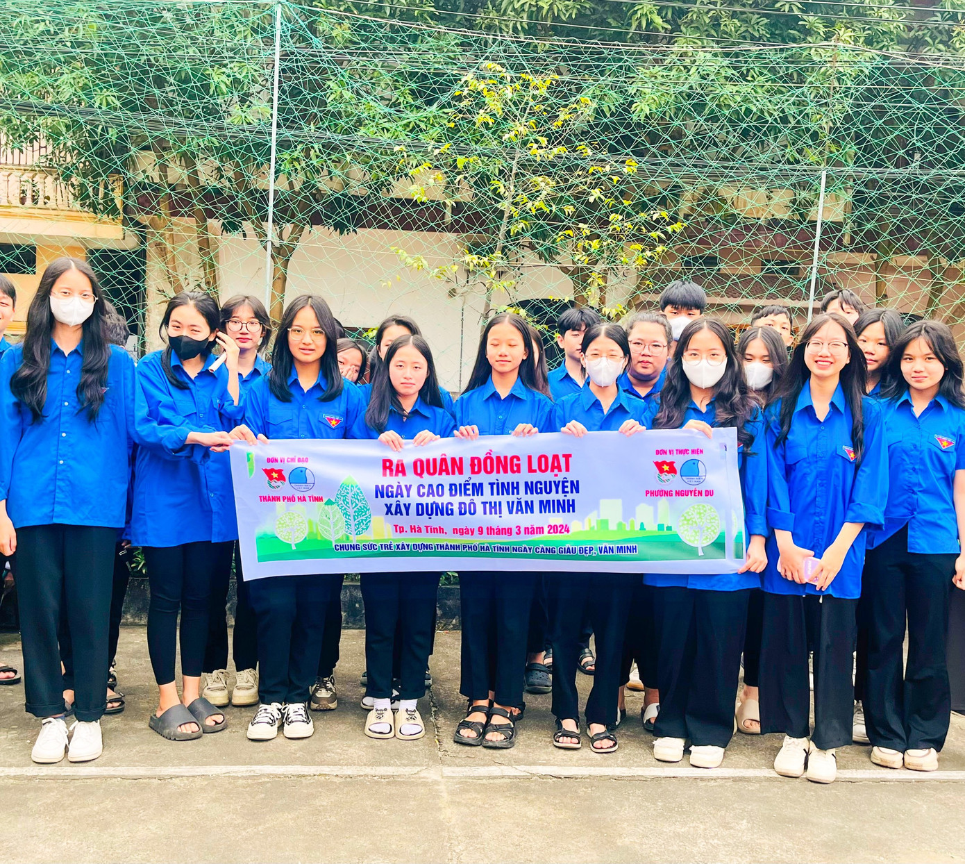 Hưởng ứng Ngày cao điểm “Tình nguyện xây dựng đô thị văn minh năm 2024”, ngày 9/3, các đoàn phường, thị trấn trong toàn tỉnh Hà Tĩnh đã đồng loạt ra quân với sự tham gia của hơn 2.000 đoàn viên thanh niên.