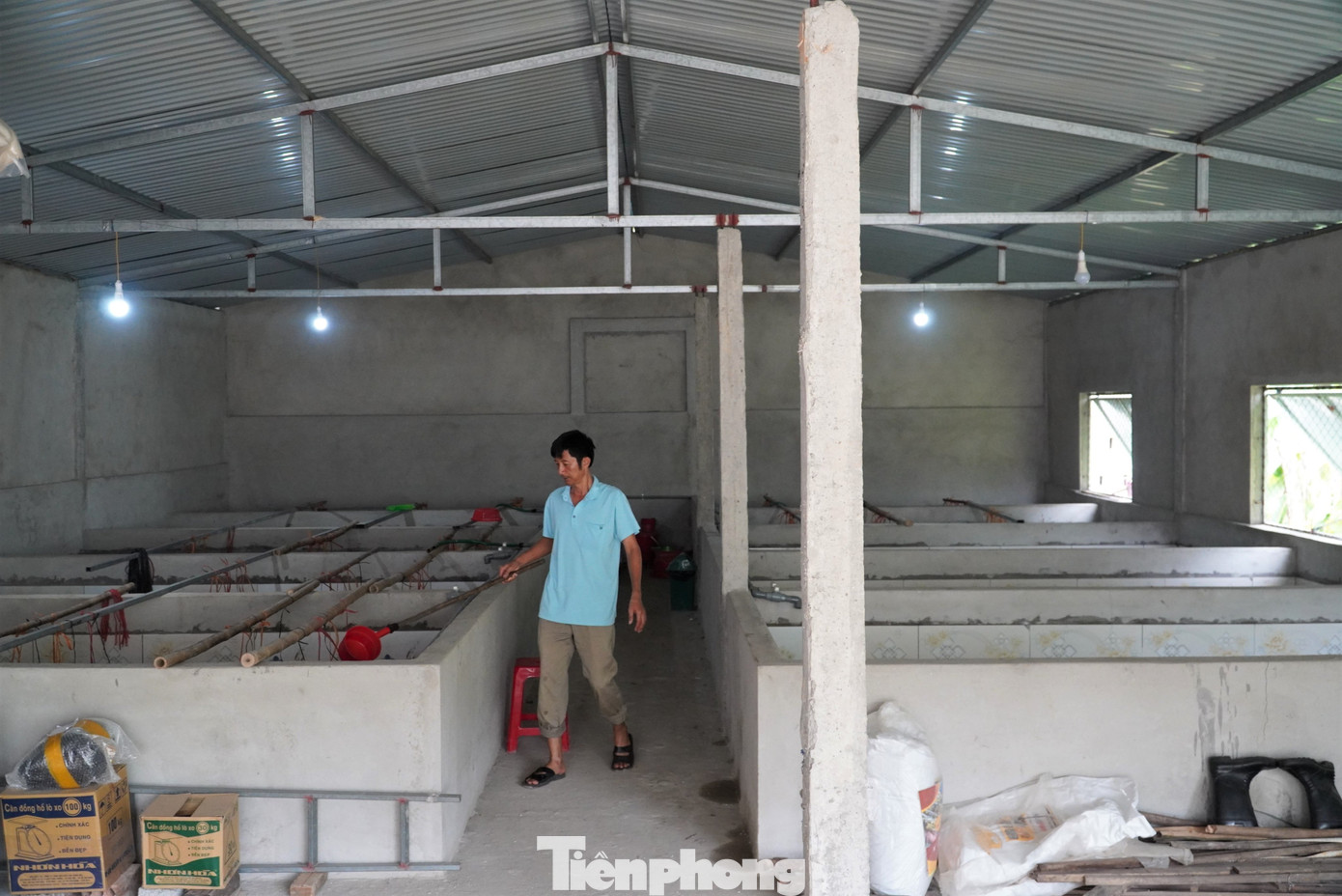 Ông Nguyễn Minh Hà (SN 1970, trú xã Sơn Bình, huyện Hương Sơn, Hà Tĩnh) vào miền Nam lập nghiệp từ những năm 2000 và thành công trong lĩnh vực xây dựng. Đến năm 2016 biến cố gia đình xảy ra khi người vợ bị tai biến mạch máu não. Sau 3 năm gồng gánh cùng vợ đi nhiều bệnh viện để chữa trị, khi sức khoẻ dần ổn định ông quyết định đưa vợ cùng con về quê nhà tại xã Sơn Bình (huyện Hương Sơn, tỉnh Hà Tĩnh).