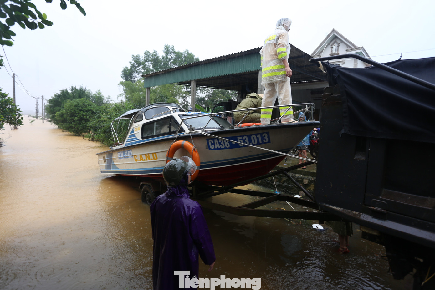 Trong sáng nay, ông Phan Kỳ - Phó Chủ tịch UBND huyện Hương Khê đã đến trực tiếp chỉ đạo và lên phương án ứng phó trước diễn biến mưa lũ phức tạp.