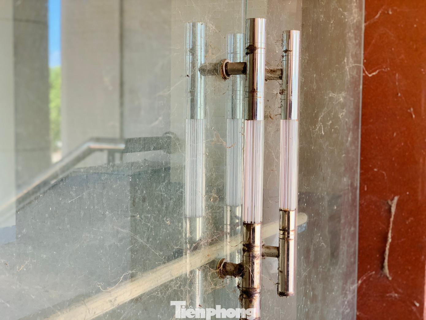 Nhiều hạng mục bên trong toà nhà hư hỏng. Nhiều hạng mục bên trong toà nhà hư hỏng.