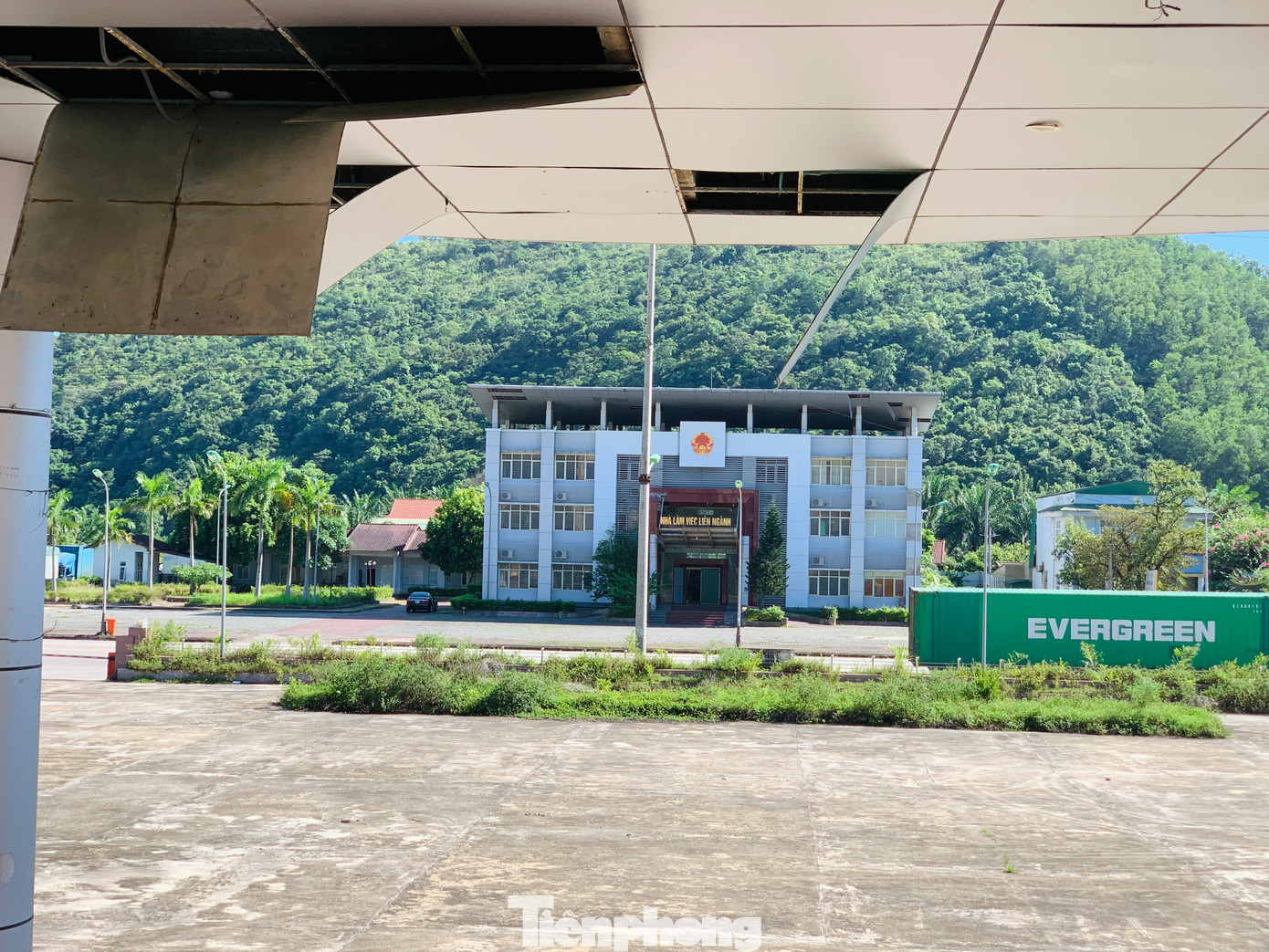 Đối diện là Nhà làm việc liên ngành cũng đang trong tình trạng bỏ hoang. Được biết công trình này có nguồn vốn đầu tư hơn 25 tỷ đồng. Đối diện là Nhà làm việc liên ngành cũng đang trong tình trạng bỏ hoang. Được biết công trình này có nguồn vốn đầu tư hơn 25 tỷ đồng.