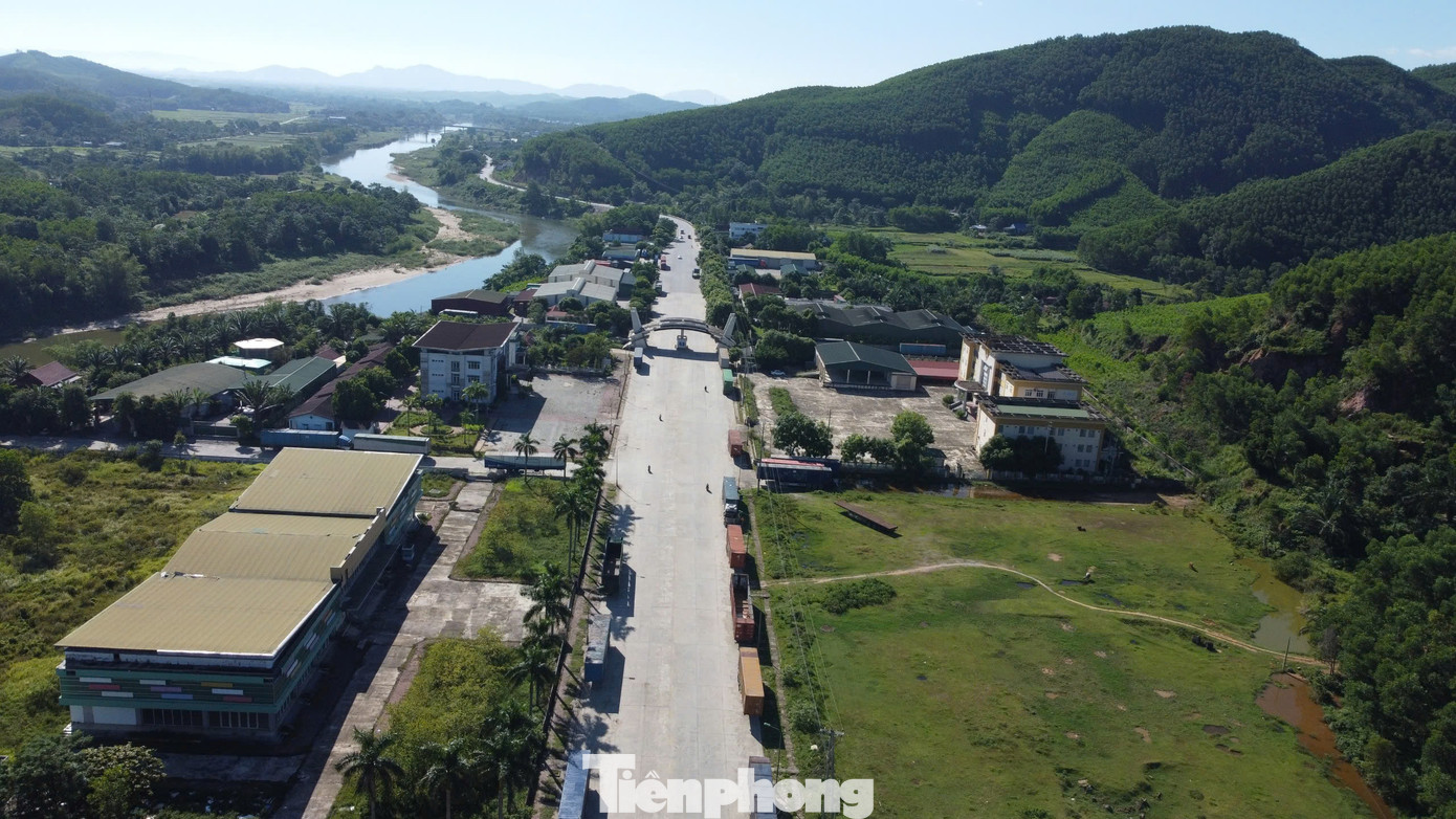 Ngay từ vị trí Cổng B, nơi điểm đầu của khu kinh tế trở nên trầm lắng, không còn cảnh xe cộ xếp hàng bám đuôi chờ thông quan. Đặc biệt, tại đây một số trụ sở không còn sử dụng, bỏ hoang. Ngay từ vị trí Cổng B, nơi điểm đầu của khu kinh tế trở nên trầm lắng, không còn cảnh xe cộ xếp hàng bám đuôi chờ thông quan. Đặc biệt, tại đây một số trụ sở không còn sử dụng, bỏ hoang.