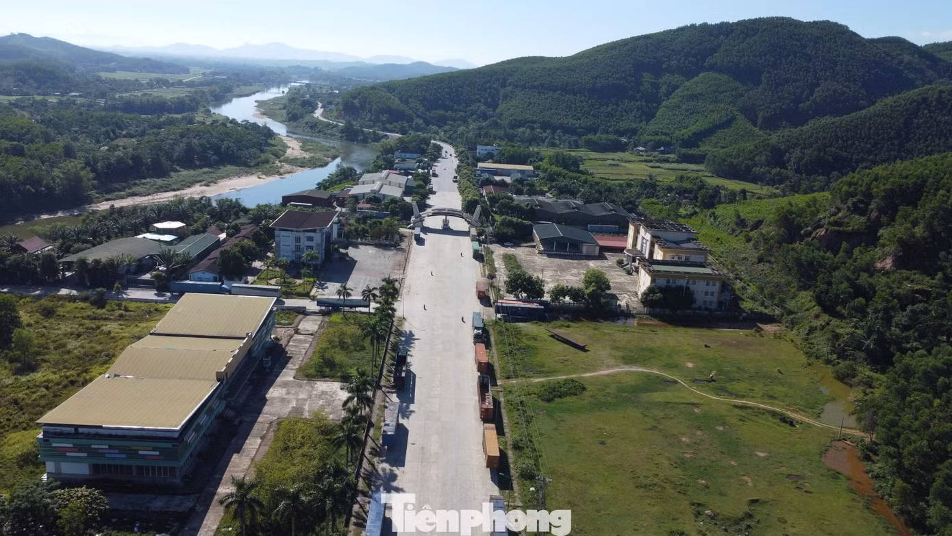 Ngay từ vị trí Cổng B, nơi điểm đầu của khu kinh tế trở nên trầm lắng, không còn cảnh xe cộ xếp hàng bám đuôi chờ thông quan. Đặc biệt, tại đây một số trụ sở không còn sử dụng, bỏ hoang.