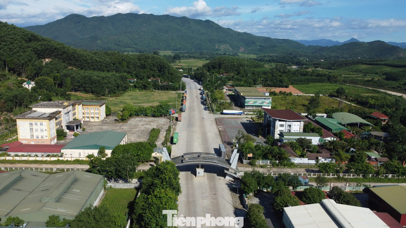 Khu kinh tế Cửa khẩu Cầu Treo được thành lập, hoạt động vào năm 2007, trở thành điểm sáng trong phát triển kinh tế của tỉnh Hà Tĩnh. Khu kinh tế có diện tích gần 57ha, khi được thành lập được xem là khu phi thuế quan với hàng loạt ưu đãi về chính sách tài chính, đầu tư, đất đai cho các nhà đầu tư. Khu kinh tế Cửa khẩu Cầu Treo được thành lập, hoạt động vào năm 2007, trở thành điểm sáng trong phát triển kinh tế của tỉnh Hà Tĩnh. Khu kinh tế có diện tích gần 57ha, khi được thành lập được xem là khu phi thuế quan với hàng loạt ưu đãi về chính sách tài chính, đầu tư, đất đai cho các nhà đầu tư.