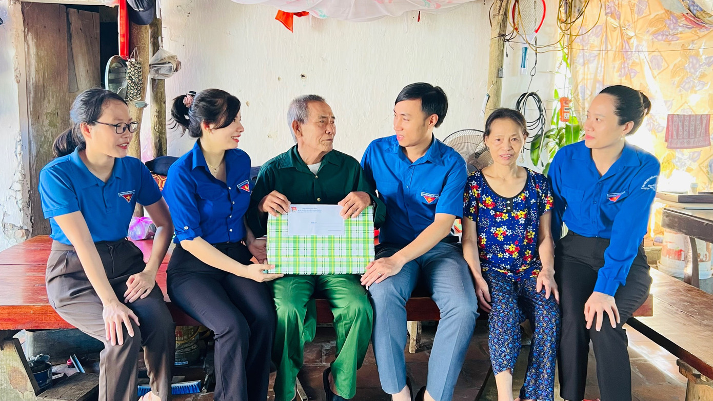 Tuổi trẻ Hà Tĩnh trao tặng quà cho các hộ chính sách, thương binh liệt sĩ, mẹ Việt Nam anh hùng, cựu thanh niên xung phong trên địa bàn. Tuổi trẻ Hà Tĩnh trao tặng quà cho các hộ chính sách, thương binh liệt sĩ, mẹ Việt Nam anh hùng, cựu thanh niên xung phong trên địa bàn.