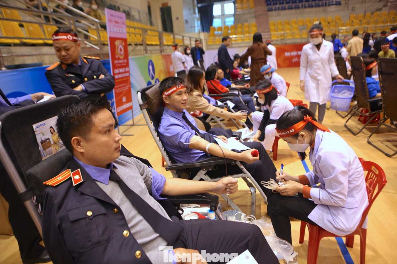 Đông đảo các cán bộ, nhân viên, viên chức cùng tham gia hiến máu tình nguyện.