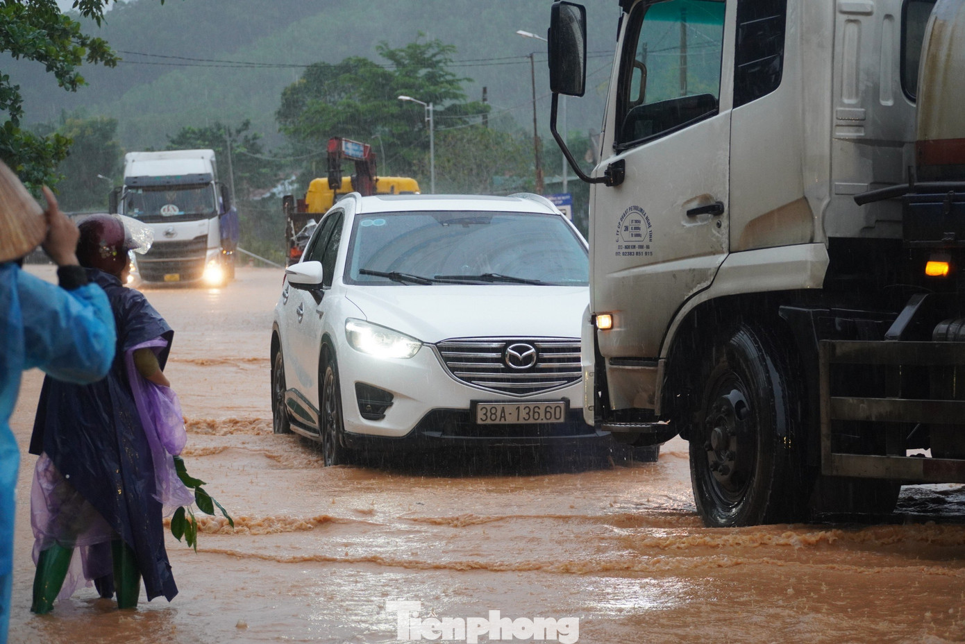 Vị trí ngập sâu đoạn qua xã Hà Linh. Nhiều người dân xung quanh cũng đã ra hỗ trợ cánh tài xế di chuyển vượt qua dòng nước lũ.