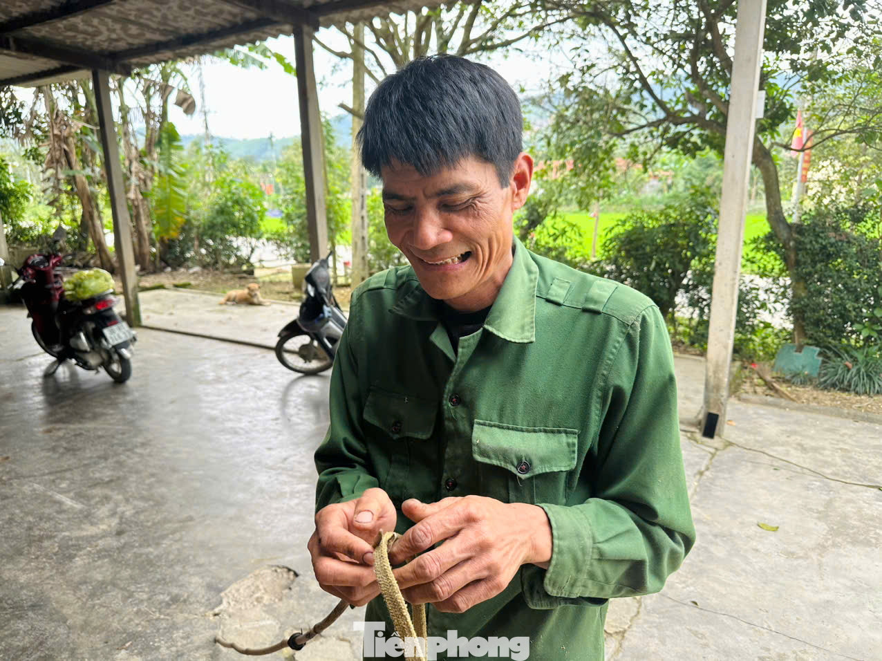 Theo anh Chương, dụng cụ cắt nhung rất đơn giản, chỉ có dây thừng, lưỡi cưa, một miếng ván có đóng vòng thép để giữ cho đầu hươu cố định trong quá trình cắt nhung và một cây sào nứa hoặc nhành cây để đưa dây, bẫy chân hươu.