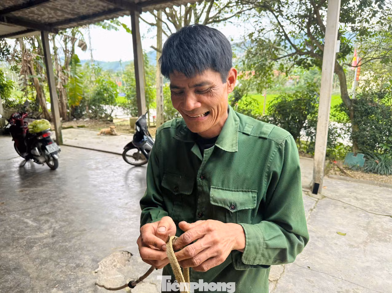 Theo anh Chương, dụng cụ cắt nhung rất đơn giản, chỉ có dây thừng, lưỡi cưa, một miếng ván có đóng vòng thép để giữ cho đầu hươu cố định trong quá trình cắt nhung và một cây sào nứa hoặc nhành cây để đưa dây, bẫy chân hươu. Theo anh Chương, dụng cụ cắt nhung rất đơn giản, chỉ có dây thừng, lưỡi cưa, một miếng ván có đóng vòng thép để giữ cho đầu hươu cố định trong quá trình cắt nhung và một cây sào nứa hoặc nhành cây để đưa dây, bẫy chân hươu.