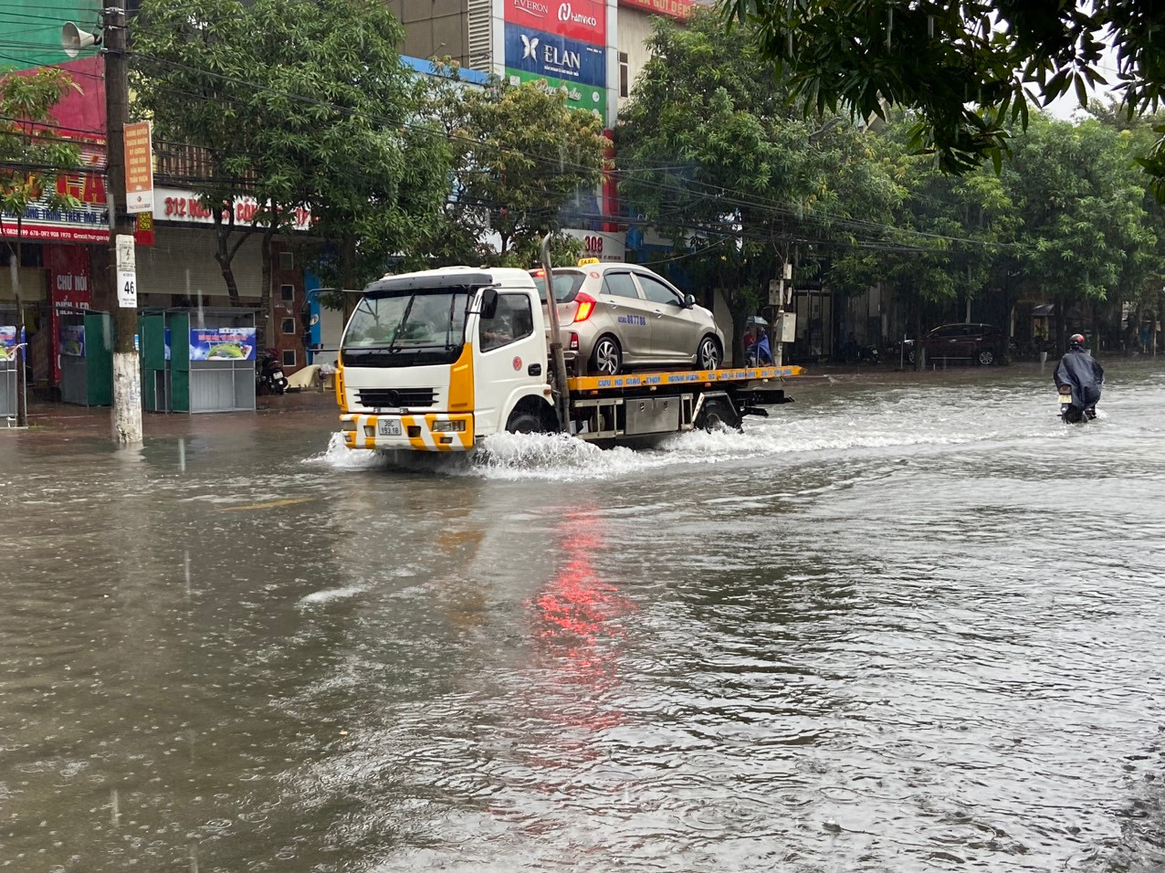 Một số phương tiện chết máy, xe cứu hộ đến hỗ trợ.