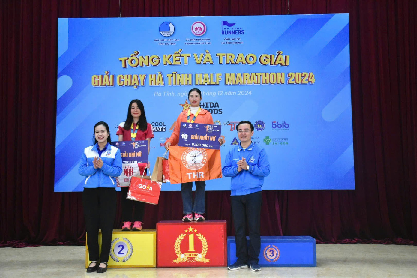 Kết thúc giải đấu, Ban tổ chức đã trao giải cho tốp 3 VĐV nữ đạt thành tích cao nhất ở cự ly 10 km... Kết thúc giải đấu, Ban tổ chức đã trao giải cho tốp 3 VĐV nữ đạt thành tích cao nhất ở cự ly 10 km...