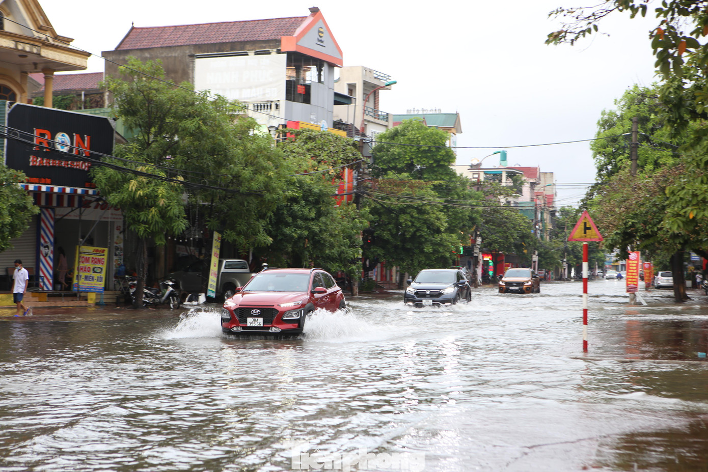 Trong đêm hôm qua, TP Hà Tĩnh có mưa rất lớn, lượng mưa đo được trên 60mm, khiến các tuyến đường giao thông bị ngập.