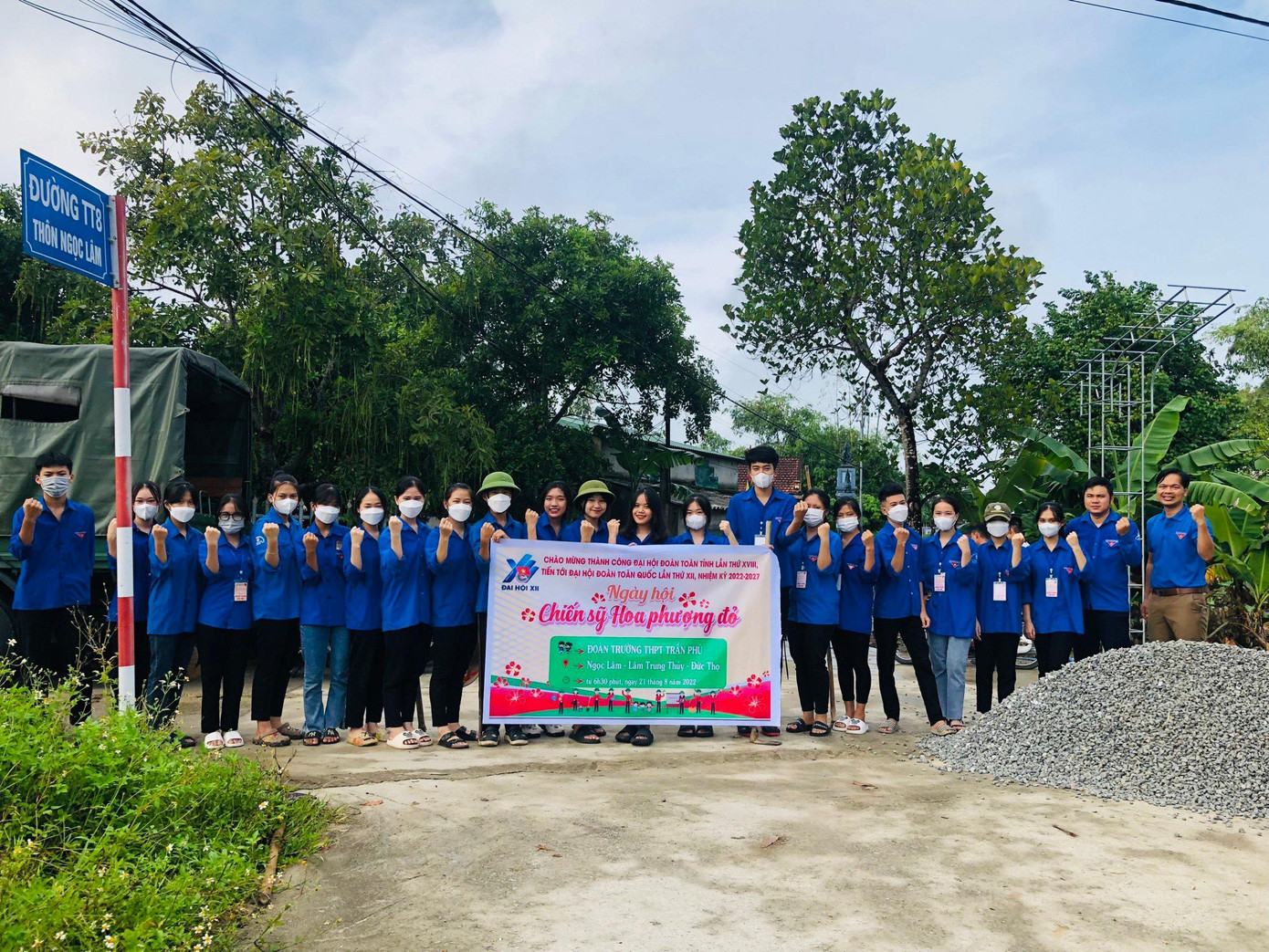 Đoàn Trường THPT Trần Phú (Đức Thọ) ra quân hỗ trợ xây dựng Nông thôn mới, đô thị văn minh. Đoàn Trường THPT Trần Phú (Đức Thọ) ra quân hỗ trợ xây dựng Nông thôn mới, đô thị văn minh.