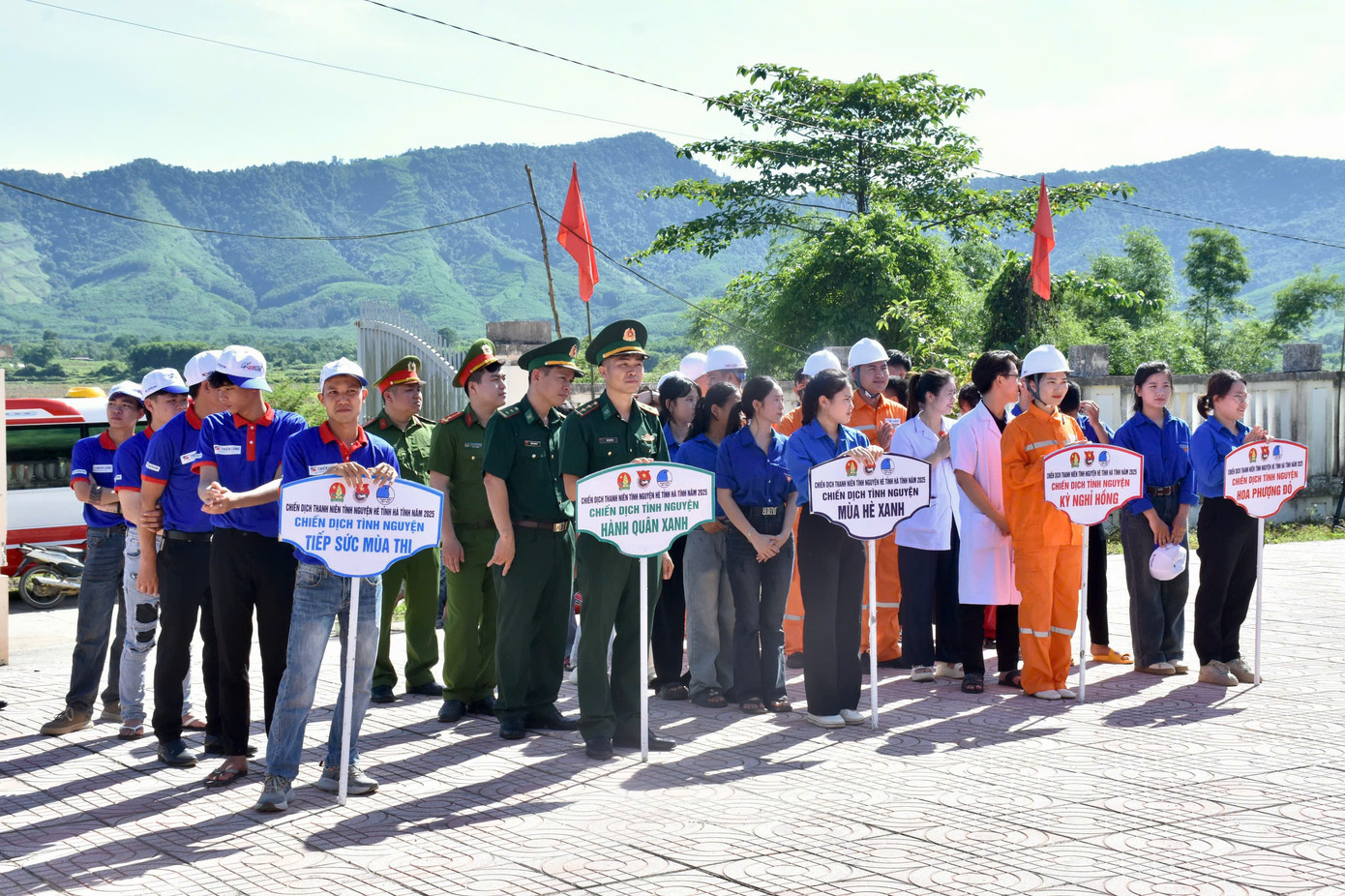 Các đơn vị tham gia chiến dịch tình nguyện Hè. Ảnh: HN