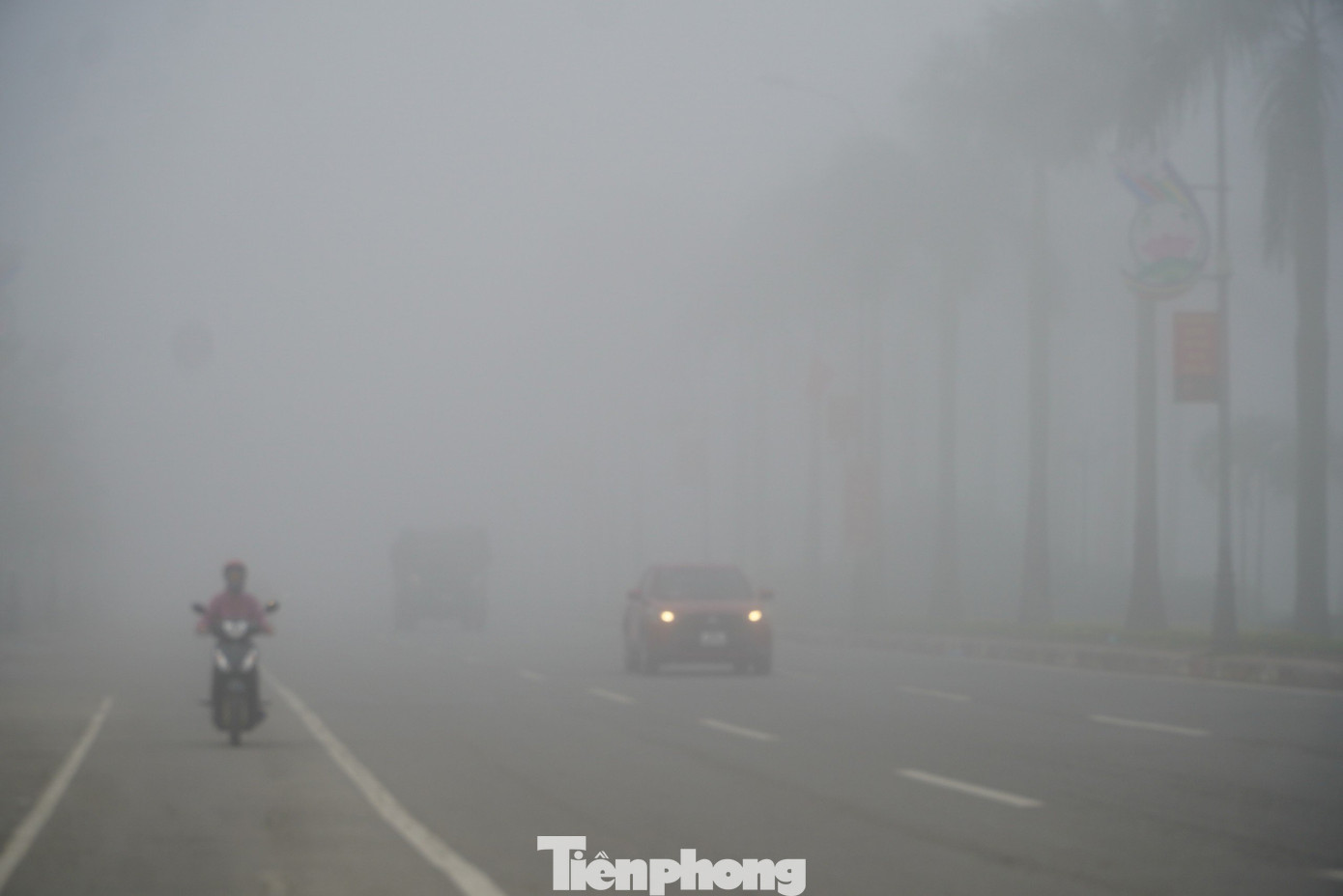 Sương mù dày khiến tuyến đường Xô Viết Nghệ Tĩnh trắng xóa. Các phương tiện giao thông phải bật đèn dù thời điểm này đã là 9h sáng.