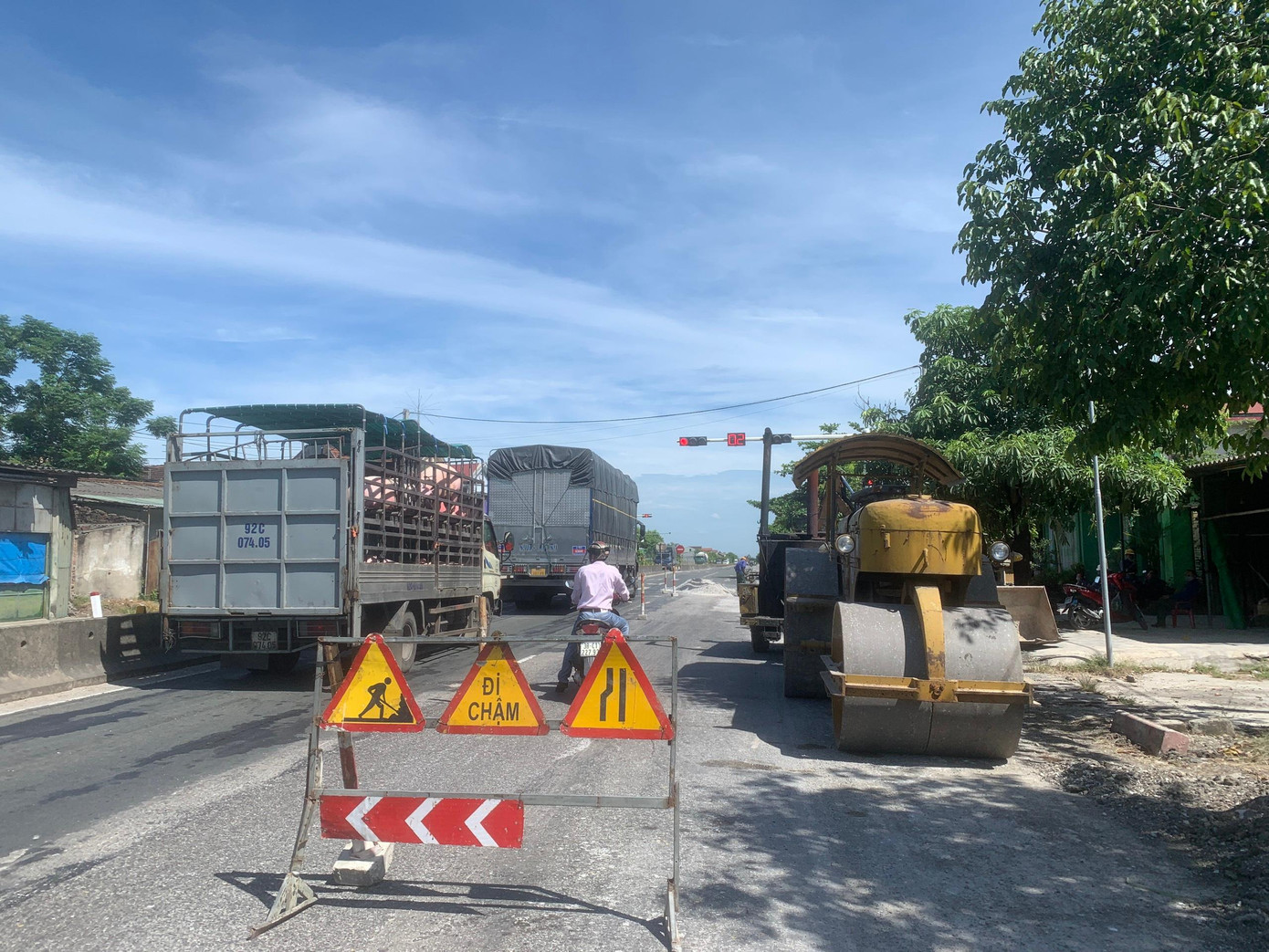 Ngay sau khi có phản ánh về tình trạng sụt lún, xuống cấp tại một số điểm ở đường BOT, chủ đầu tư đã cho đơn vị thi công khắc phục lại để đảm bảo an toàn giao thông trên tuyến. Ngay sau khi có phản ánh về tình trạng sụt lún, xuống cấp tại một số điểm ở đường BOT, chủ đầu tư đã cho đơn vị thi công khắc phục lại để đảm bảo an toàn giao thông trên tuyến.