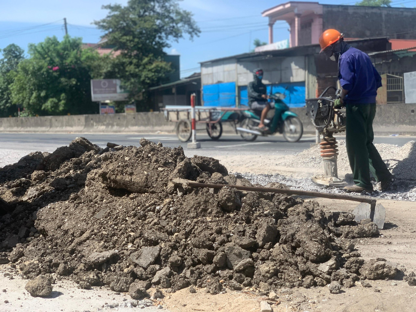 Đơn vị khắc phục đào xới hết phần đường hư hỏng để sửa chữa bằng phương pháp đá dăm đen... Đơn vị khắc phục đào xới hết phần đường hư hỏng để sửa chữa bằng phương pháp đá dăm đen...