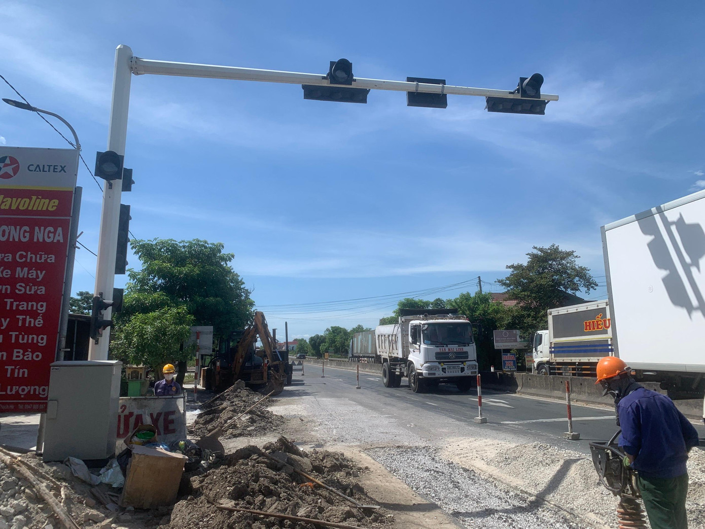 Phần nền đường bị hư hỏng được cào gọt, bốc dỡ để đổ khắc phục bằng lớp nền khác. Phần nền đường bị hư hỏng được cào gọt, bốc dỡ để đổ khắc phục bằng lớp nền khác.