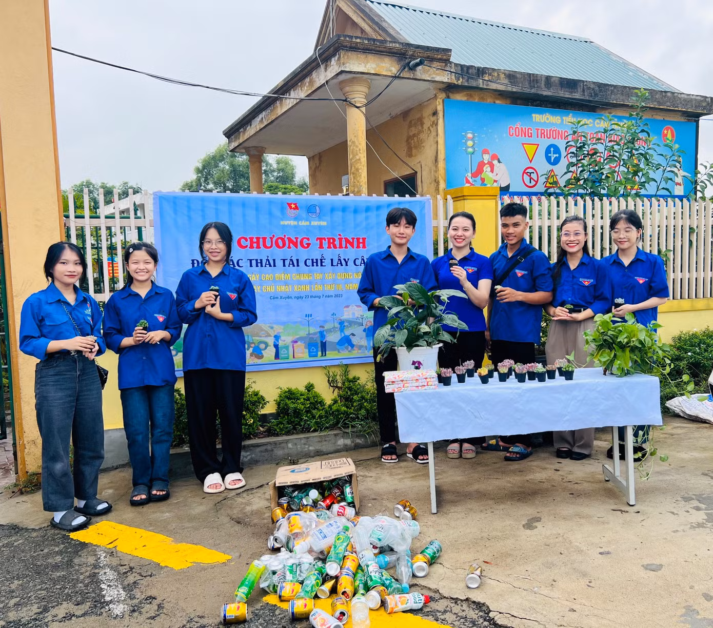 Đây là hoạt động hưởng ứng ngày tình nguyện chung sức xây dựng nông thôn mới và Chủ nhật xanh. Trong ảnh chương trình đổi rác thải tái chế lấy cây xanh được Huyện đoàn huyện Cẩm Xuyên triển khai trên toàn huyện.