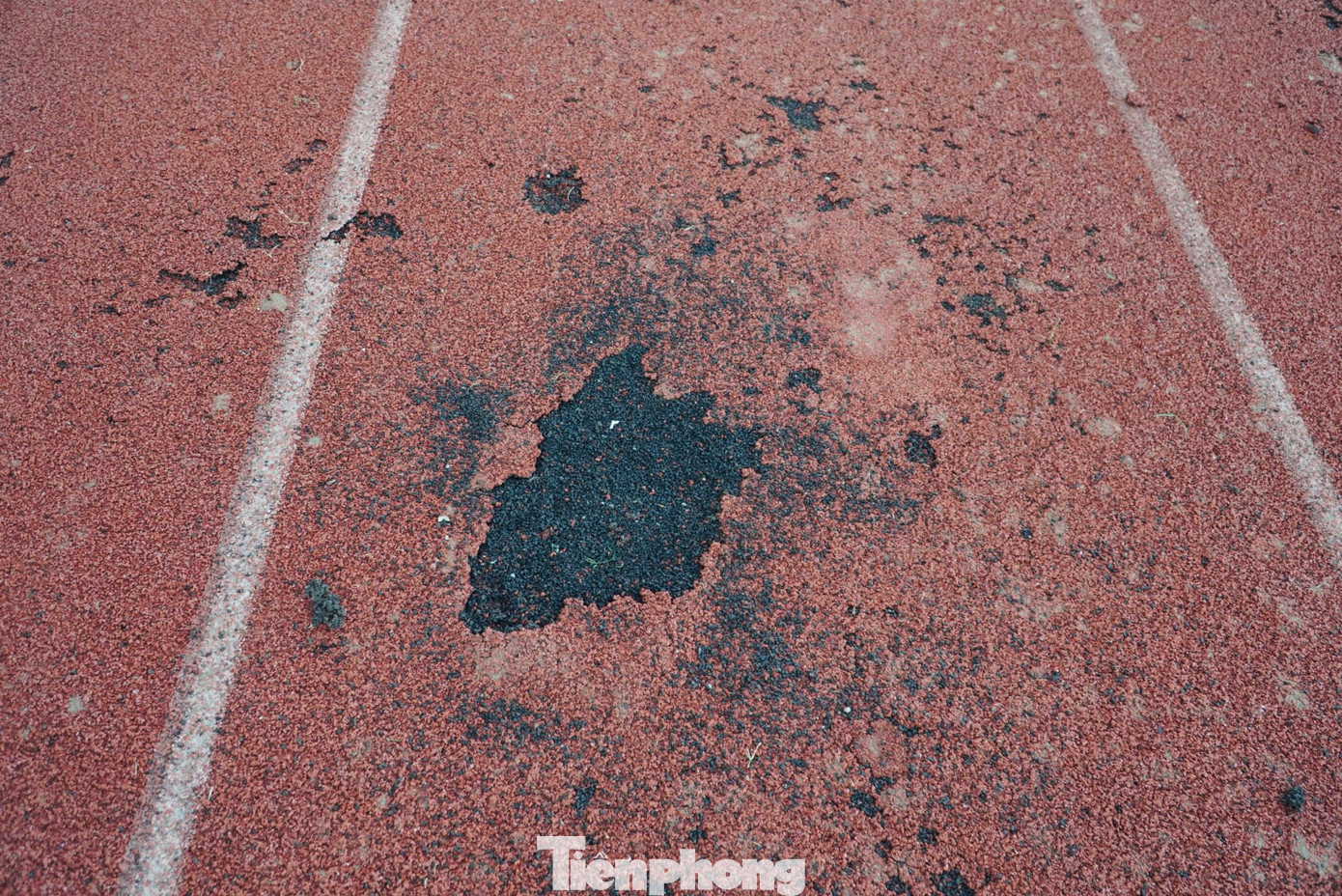 Tại đường tập chạy cho vận động viên điền kinh ở khu vực sân vận động Hà Tĩnh, lớp thảm cao su ở bị bào mòn, bong tróc từng mảng, hằn lún.