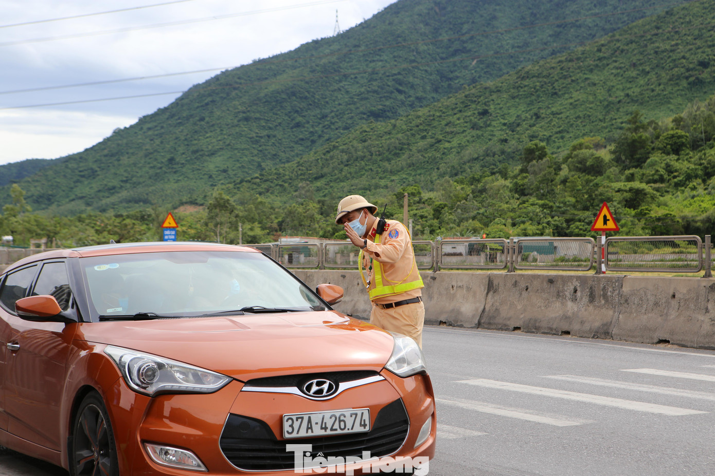 “Mỗi tổ khoảng 10 người túc trực thay nhau làm việc. Vì số lượng người, phương tiện từ những tỉnh có dịch về đông nên cần phải kiểm tra chặt chẽ, khó khăn nhất là gặp những trường hợp khai gian dối”, cán bộ tổ kiểm soát dịch tại thị xã Kỳ Anh thông tin.
