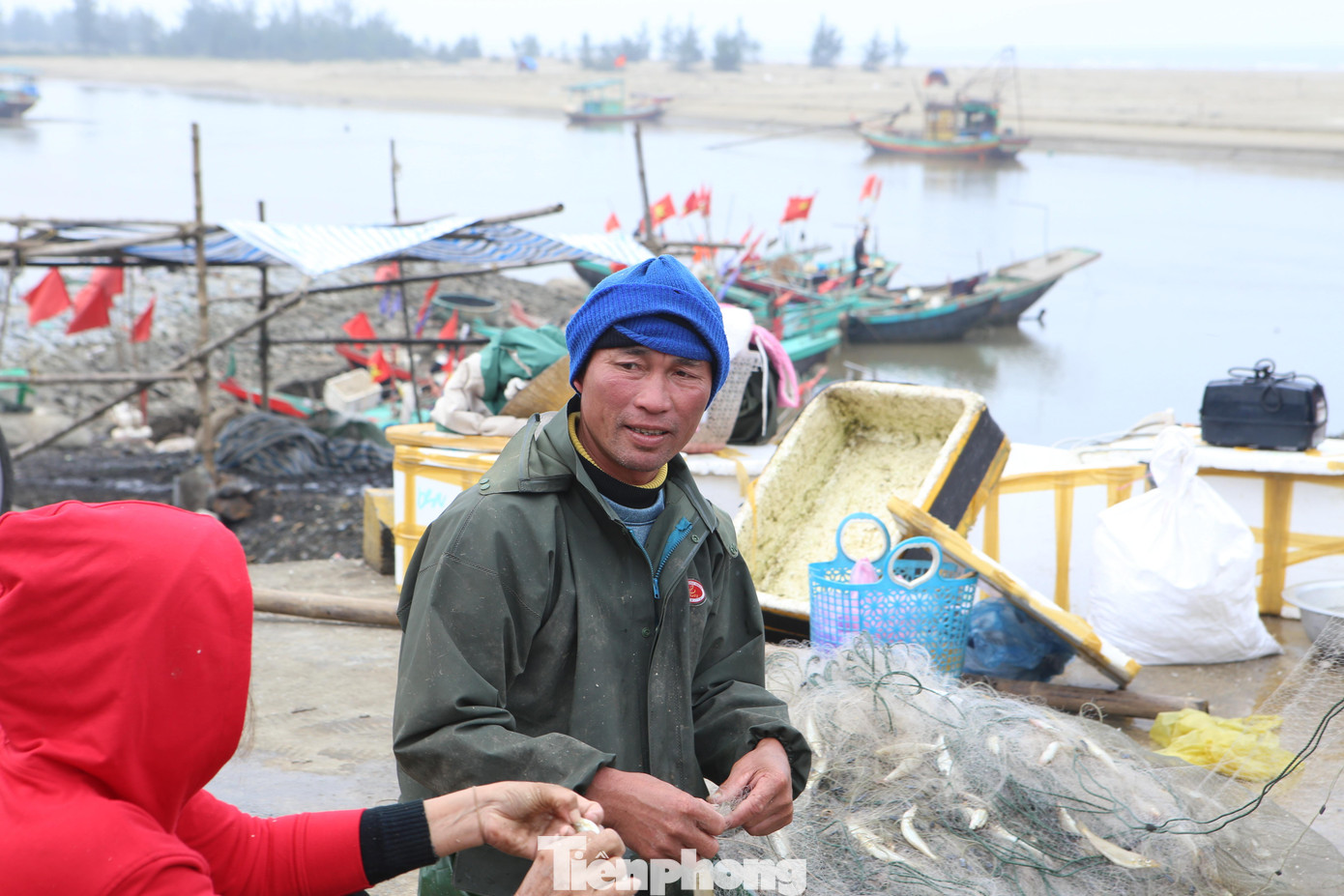 Thuyền ngư dân Lĩnh (trú xã Thịnh Lộc) ra khơi từ 5h sáng đến 14h chiều cùng ngày vào bờ. Trong ngày hôm qua (17/2), thuyền ông đánh được trên 80kg cá các loại, trong đó chủ yếu cá đục. Số hải sản sau khi được đưa lên bờ, sẽ gỡ và bán cho các thương lái thu về số tiền hơn 4 triệu đồng/chuyến.