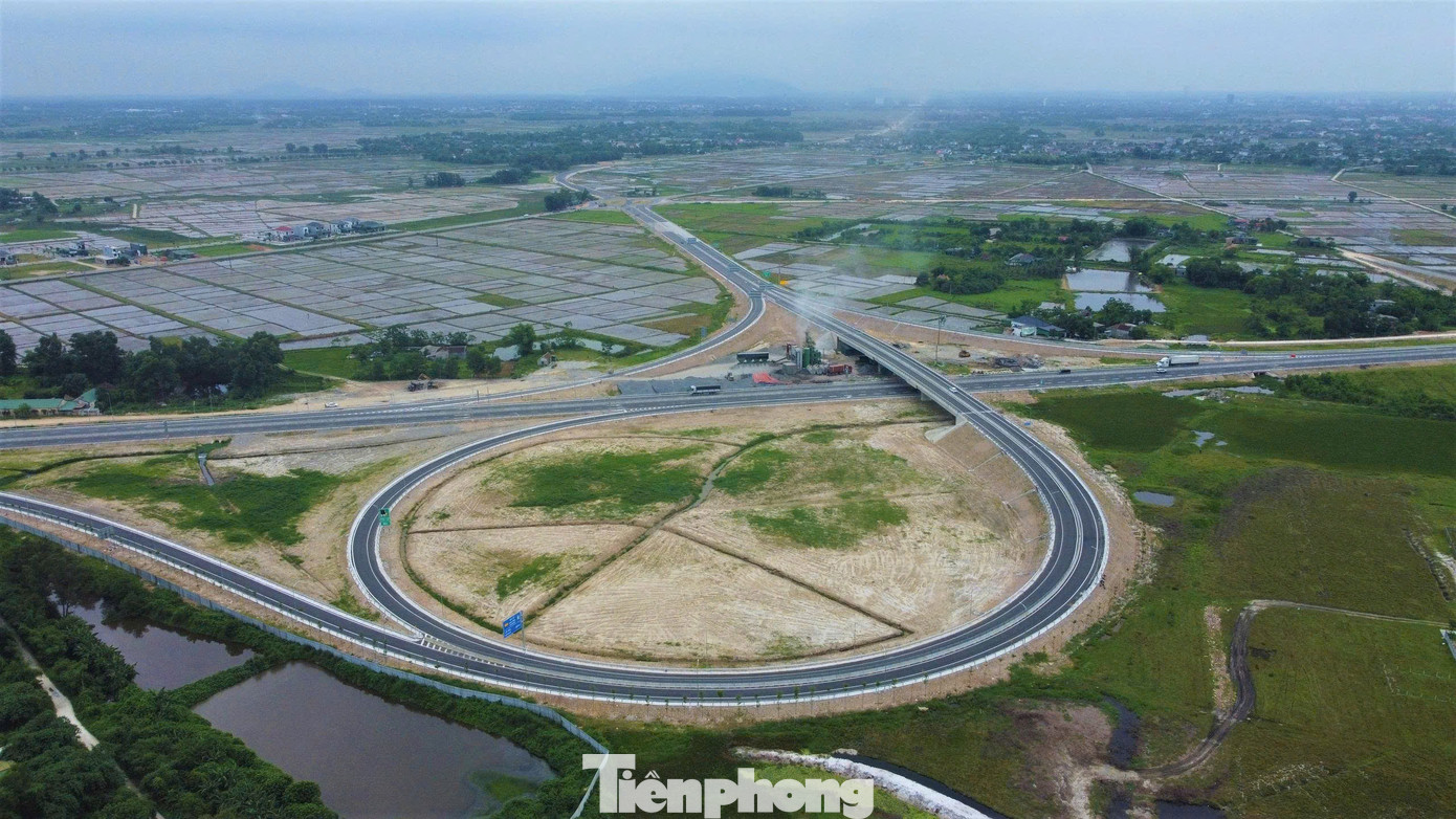 Nút giao cao tốc với đường tỉnh 550 ở địa phận xã Lưu Vĩnh Sơn, huyện Thạch Hà (Hà Tĩnh) được xem là nút giao quan trọng bậc nhất khi kết nối cao tốc với thành phố Hà Tĩnh, huyện Thạch Hà cùng các vùng phụ cận.