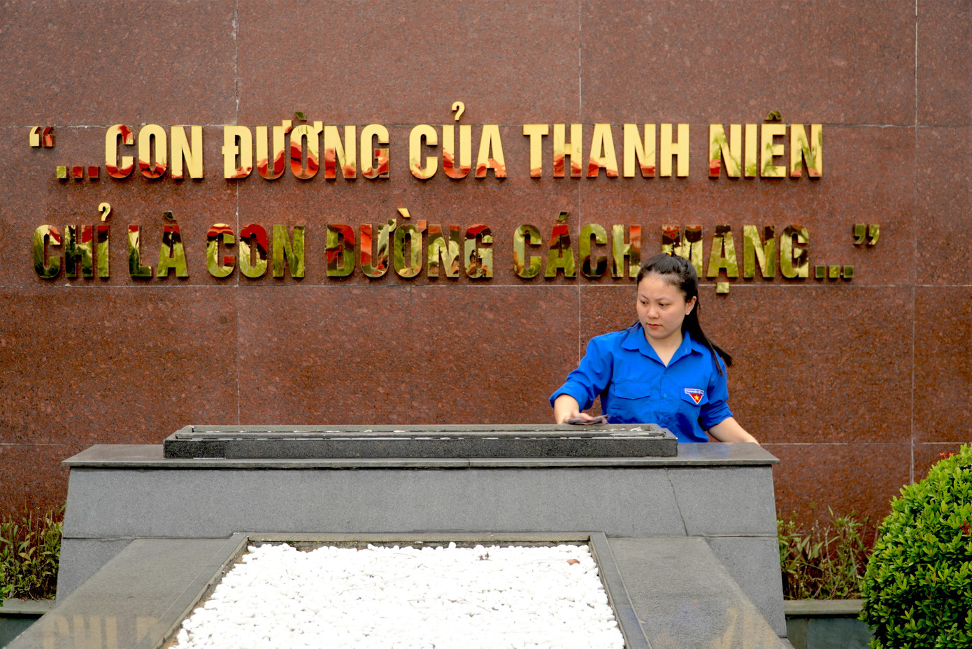 Hàng ngày nhân viên Ban quản lý Khu tưởng niệm anh Lý Tự Trọng tổ chức lau chùi trong nhà tưởng niệm, dọn dẹp trong khuôn viên và chăm sóc phần khu mộ. Hàng ngày nhân viên Ban quản lý Khu tưởng niệm anh Lý Tự Trọng tổ chức lau chùi trong nhà tưởng niệm, dọn dẹp trong khuôn viên và chăm sóc phần khu mộ.