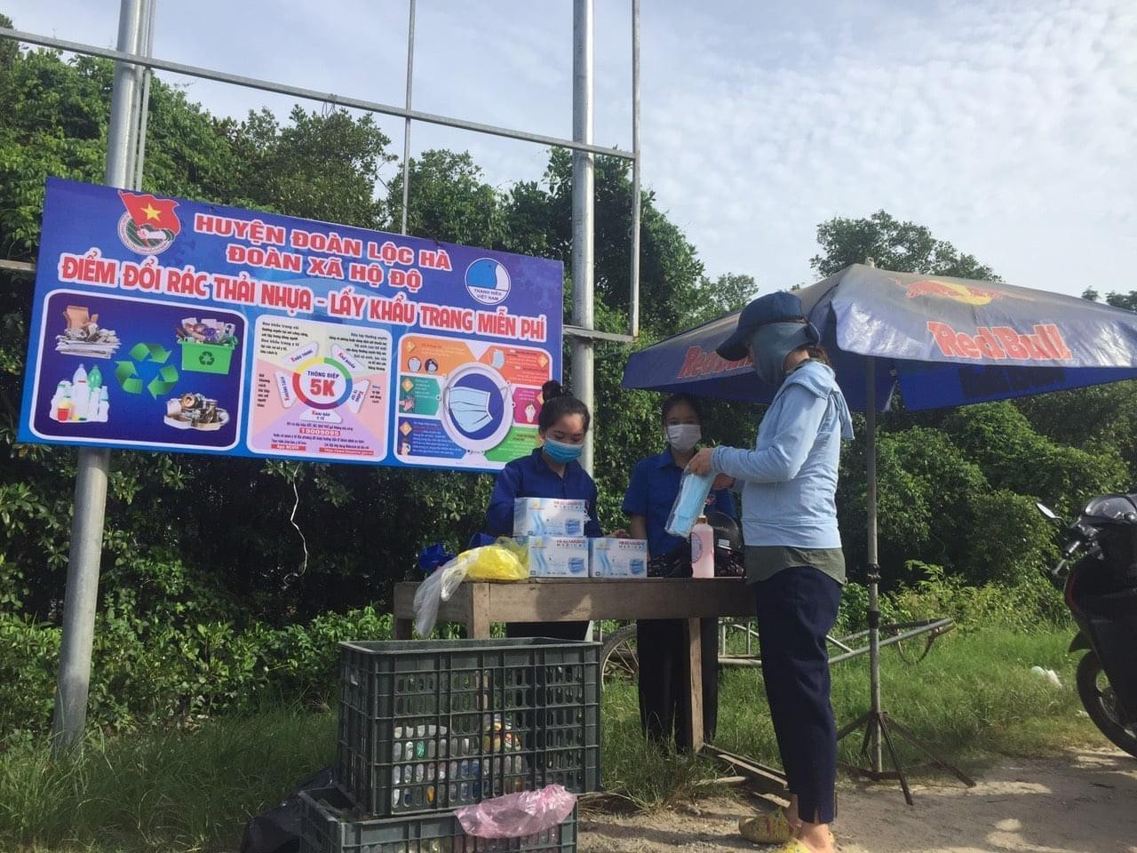 Mô hình "Đổi rác thải nhựa lấy khẩu trang miễn phí" của đoàn thanh niên xã Hộ Độ. Mô hình "Đổi rác thải nhựa lấy khẩu trang miễn phí" của đoàn thanh niên xã Hộ Độ.