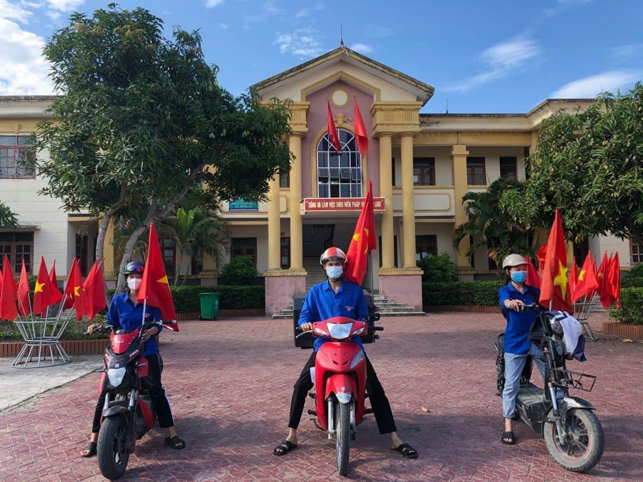 Đoàn thanh niên đến tại các thôn, xóm để phát loa tuyên truyền chống dịch. Đoàn thanh niên đến tại các thôn, xóm để phát loa tuyên truyền chống dịch.