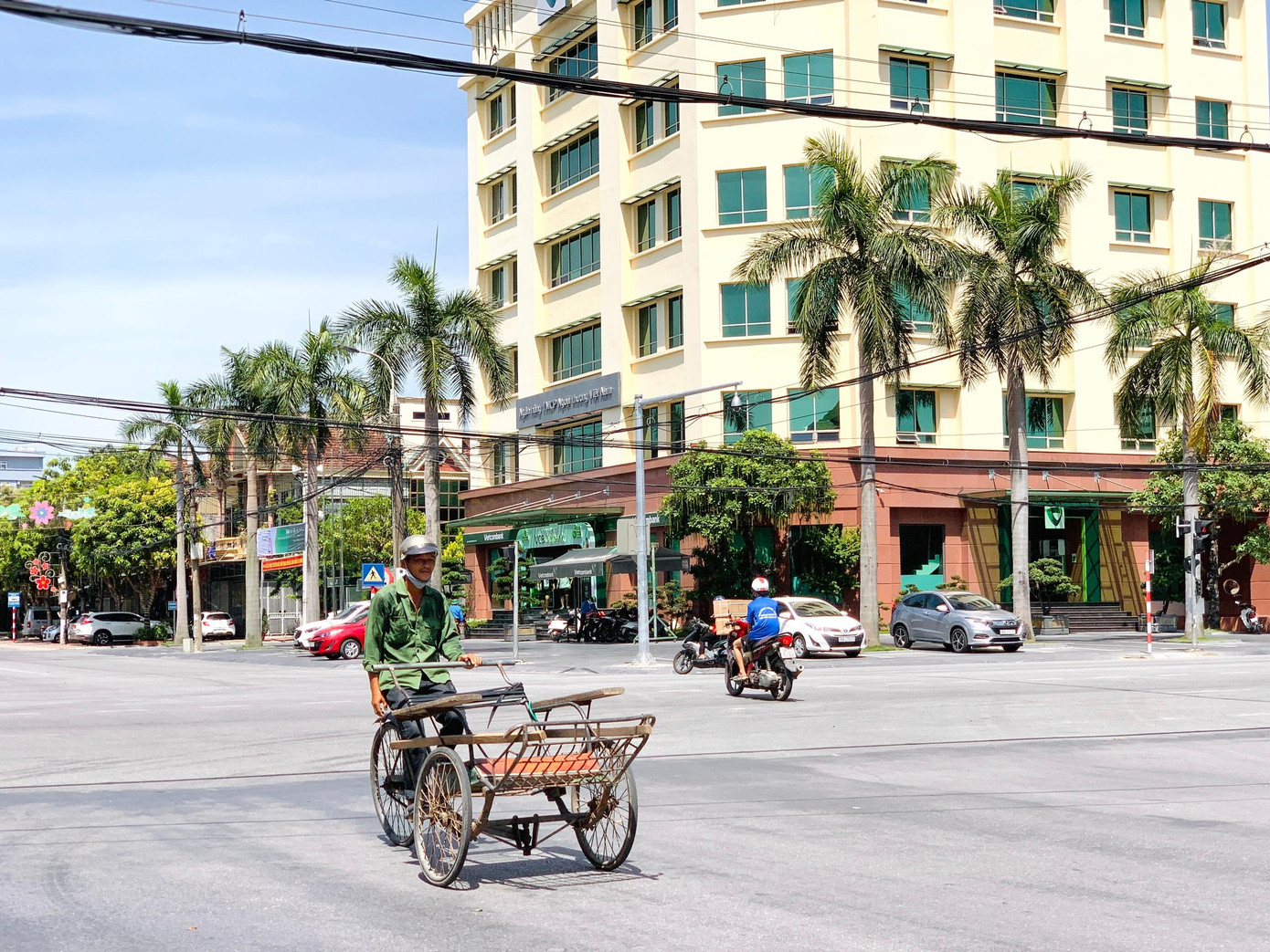 Nhiều ngày qua, thời tiết tại Hà Tĩnh và các tỉnh miền Trung nắng nóng gay gắt. Nhiệt độ ngoài trời từ 9h - 16h thường duy trì mức 38-40 độ C khiến cuộc sống của công nhân, người lao động vốn khó khăn, vất vả càng khó nhọc gấp bội.