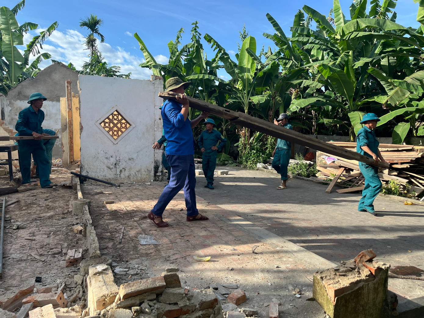 Tại những địa phương có đường dây điện 500kV đi qua, các lực lượng thanh niên có mặt để hỗ trợ người dân nhằm sớm bàn giao mặt bằng cho đơn vị thi công dự án. Tại những địa phương có đường dây điện 500kV đi qua, các lực lượng thanh niên có mặt để hỗ trợ người dân nhằm sớm bàn giao mặt bằng cho đơn vị thi công dự án.