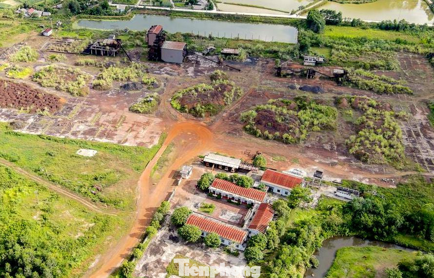 Từng được kỳ vọng sẽ phát triển kinh tế địa phương, thế nhưng mọi thứ “vỡ mộng”. Sau hơn 10 năm ngừng hoạt động, hiện tại nơi đây trở nên nhếch nhác, cỏ dại mọc um tùm, dàn máy móc sản xuất trở nên hoen gỉ. Khung cảnh nơi đây dường như đã bị lãng quên khi các máy móc sản xuất trở thành đống sắt vụn.