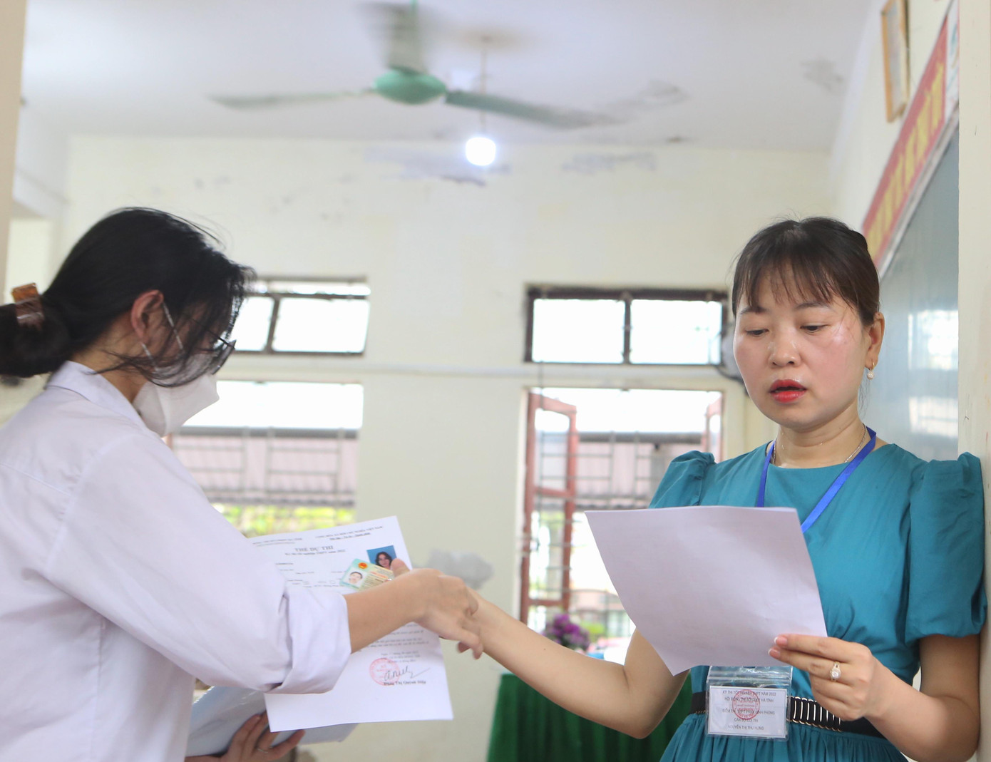 Từ 7h sáng, giám thị bắt đầu đọc số báo danh, kiểm tra giấy tờ học sinh trước khi bước vào phòng thi.