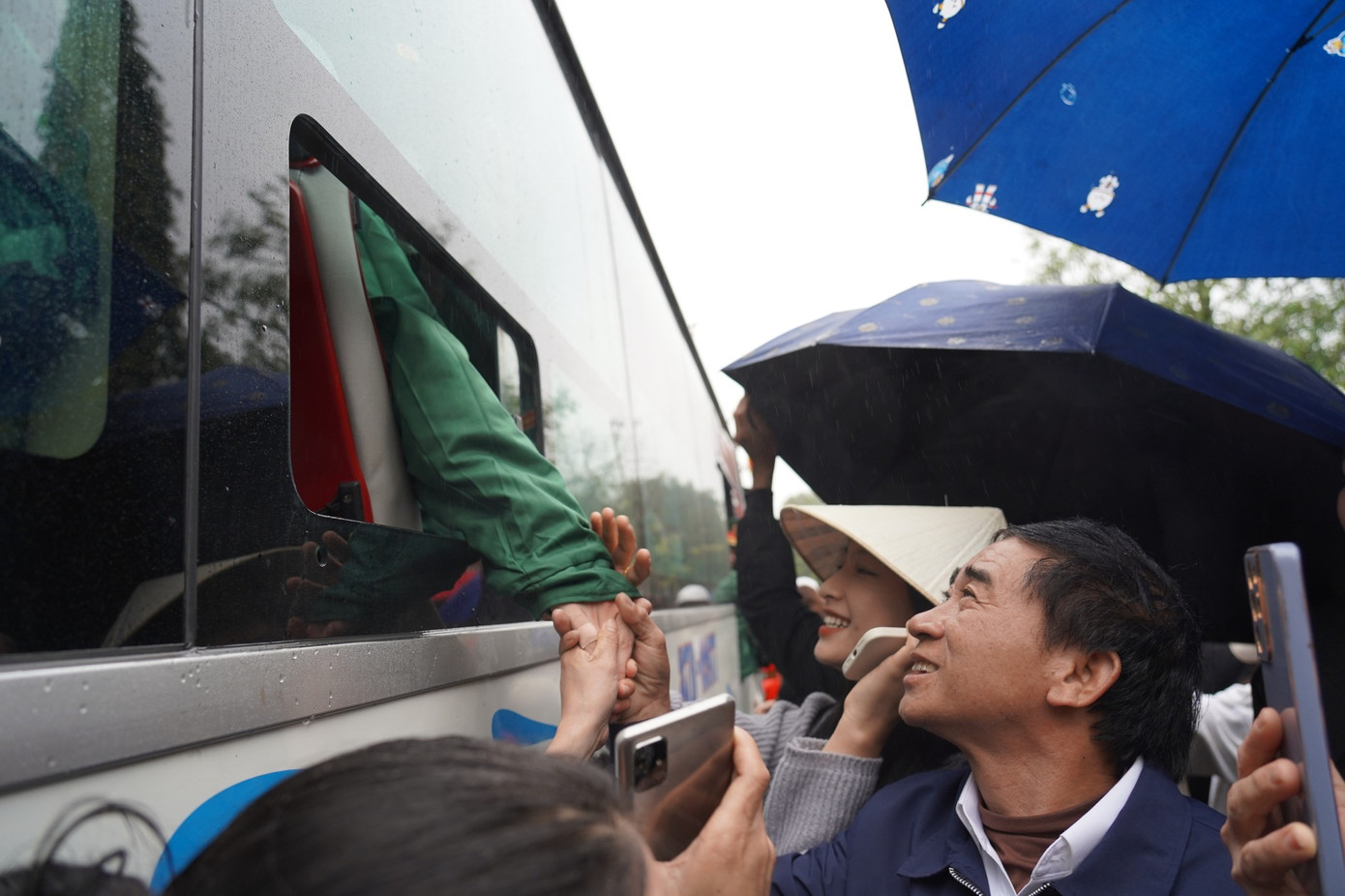 Những cái ôm vội, kèm những lời gửi gắm, căn dặn của người thân gửi tới tân binh trước lúc lên đường làm nhiệm vụ.