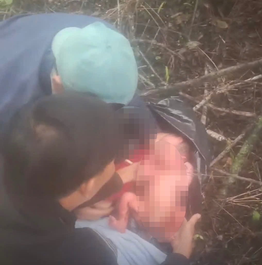 Bé sơ sinh còn nguyên dây rốn bị bỏ rơi. Bé sơ sinh còn nguyên dây rốn bị bỏ rơi.