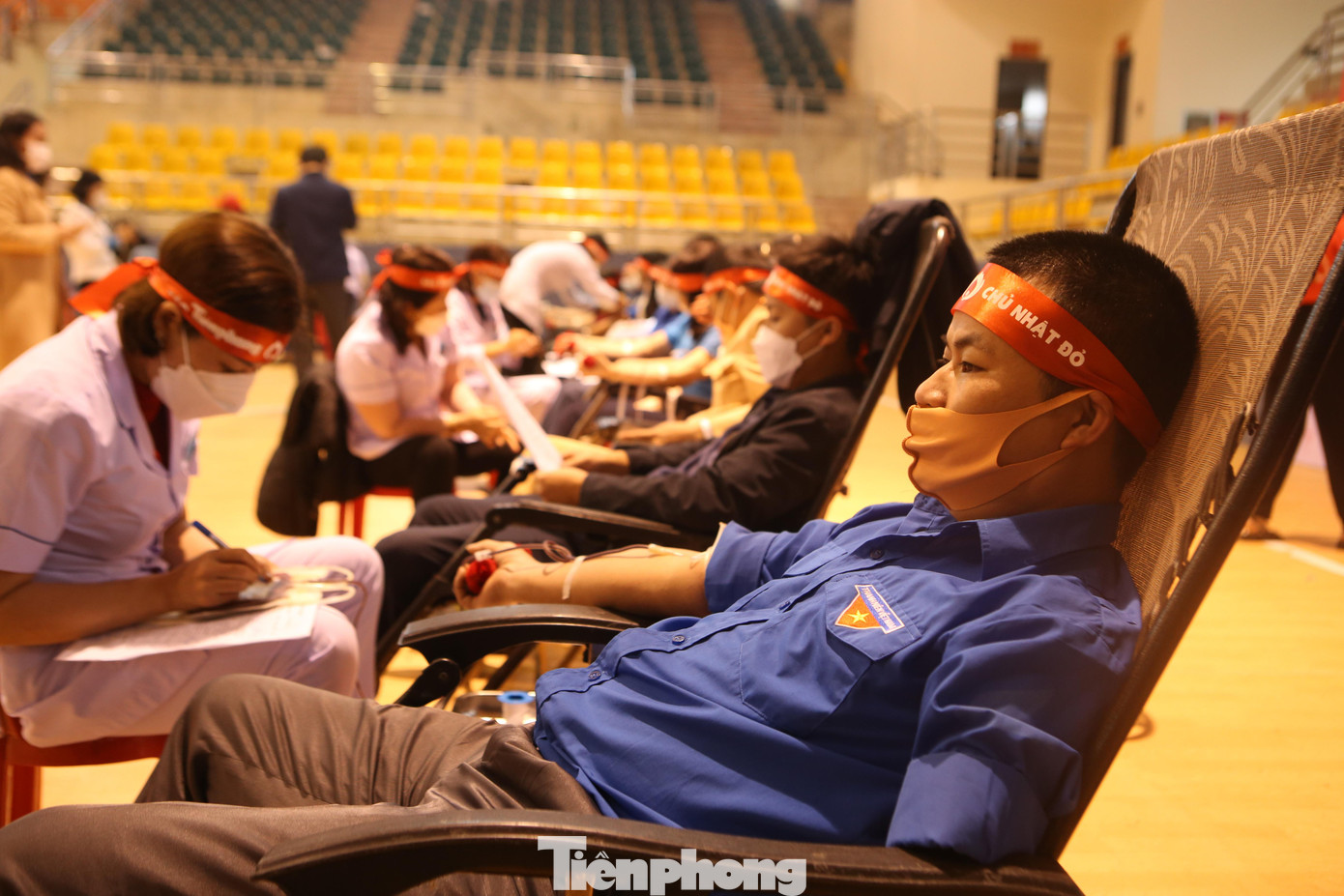 Dù khuyết một cánh tay, nhưng anh Cao Đức Trâm - Bí thư Chi đoàn thôn Tiến Thọ, xã Yên Hồ (huyện Đức Thọ, Hà Tĩnh) vẫn hăng hái 30 lần tham gia hiến máu cứu người. Hơn 10 năm qua, hầu như năm nào anh cũng tham gia hiến máu, đến nay đã 4 lần hiến máu trực tiếp để cứu người. Với anh, được hiến máu là niềm vui, hạnh phúc vì mình làm điều tử tế.