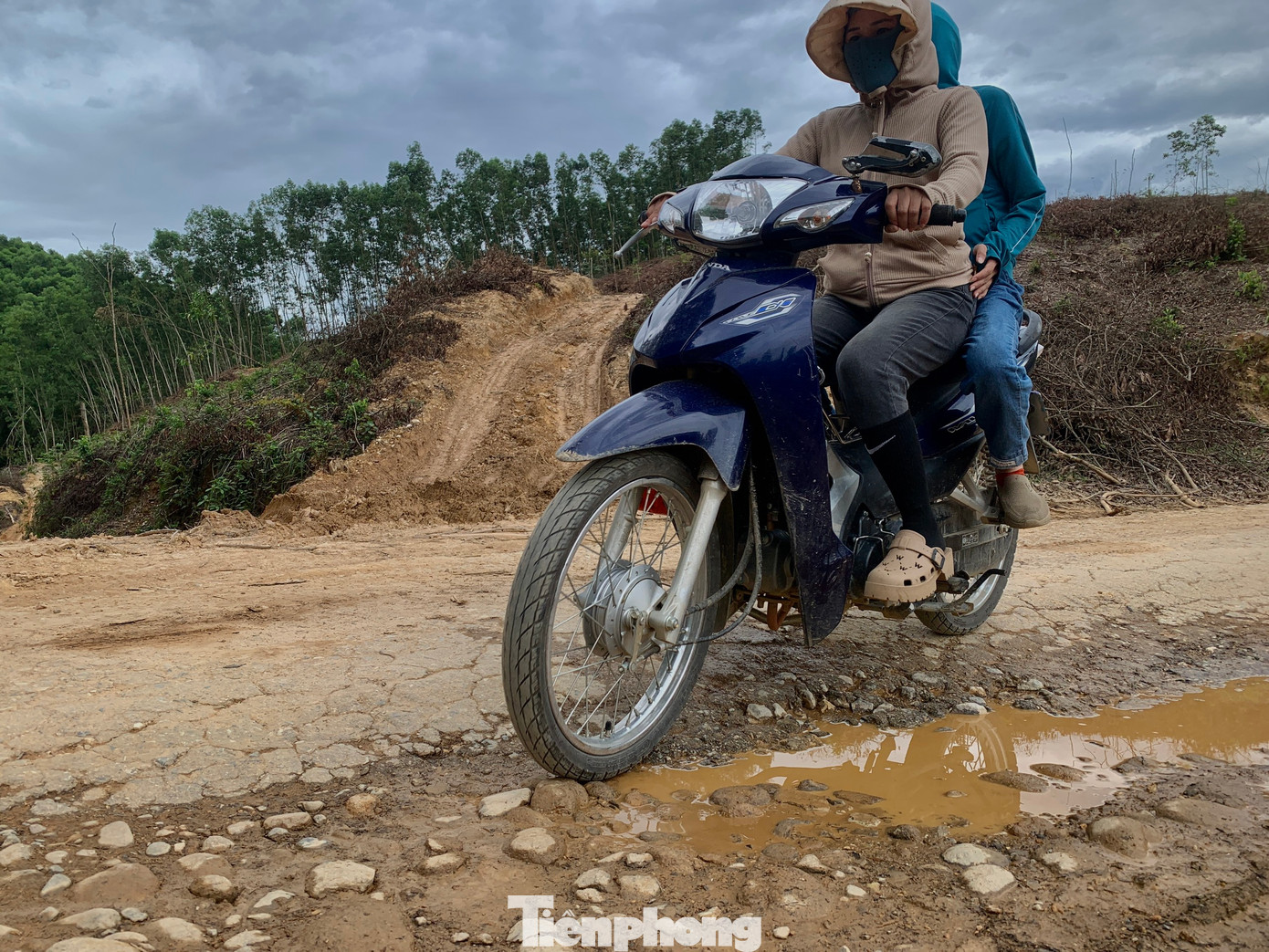 Ngoài ra, tuyến đường cũng có nhiệm vụ đảm bảo quốc phòng an ninh, tuần tra biên giới, bảo vệ rừng, cứu hộ cứu nạn, phòng chống thiên tai... Nhiều năm qua, tuyến đường xuống cấp nghiêm trọng.