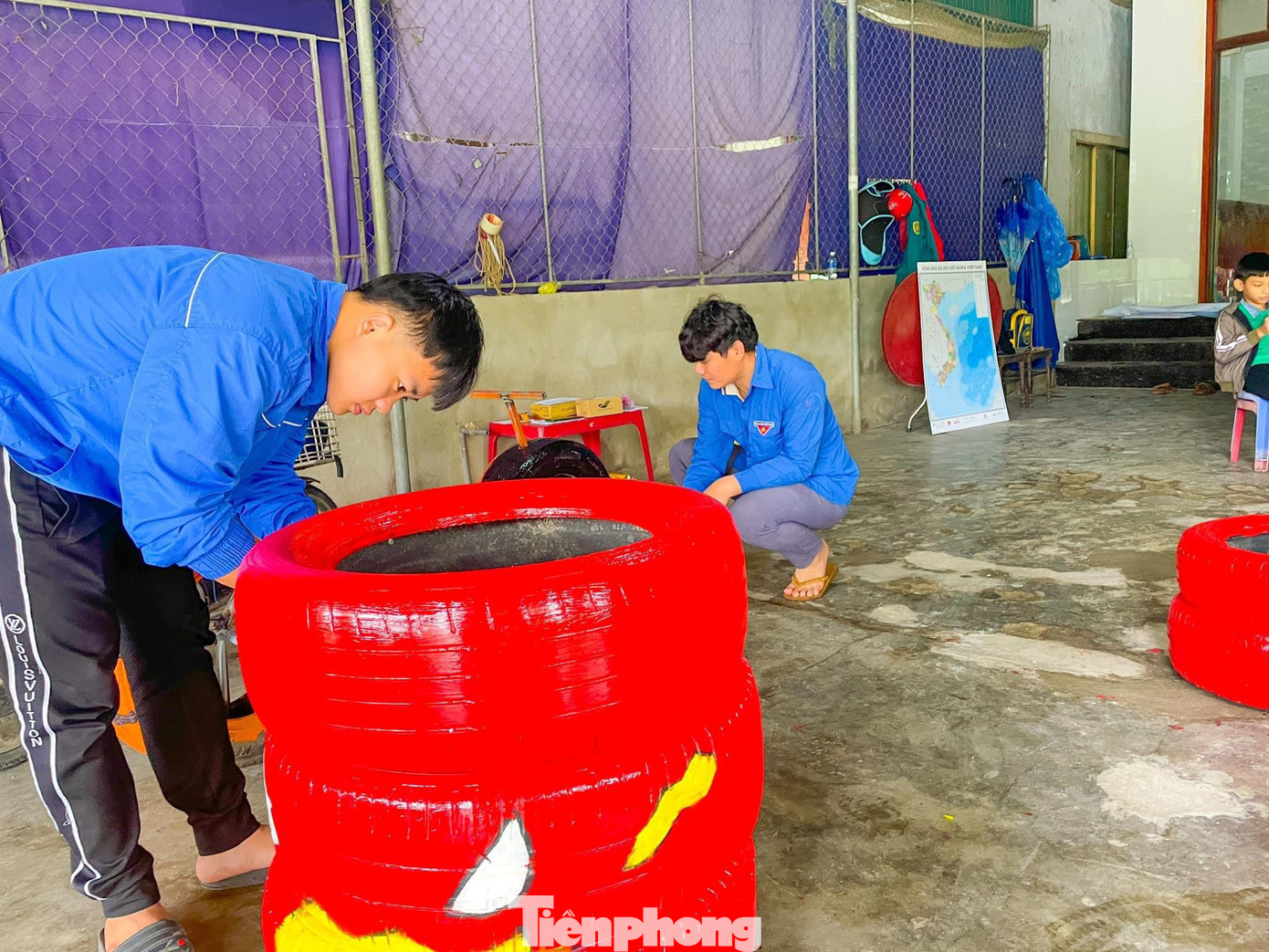 Anh Đặng Văn Thạch – Bí thư Đoàn xã Thạch Bình, thành phố Hà Tĩnh cho biết, để có lốp tái chế, các đoàn viên thanh niên trong địa phương đã liên hệ những cơ sở sửa chữa ô tô để xin lốp về triển khai mô hình. Trong nhiều ngày, có khoảng 3 thanh niên tình nguyện cùng đến hỗ trợ, làm sạch lốp, sơn rồi tạo hình cho những chiếc lốp này.