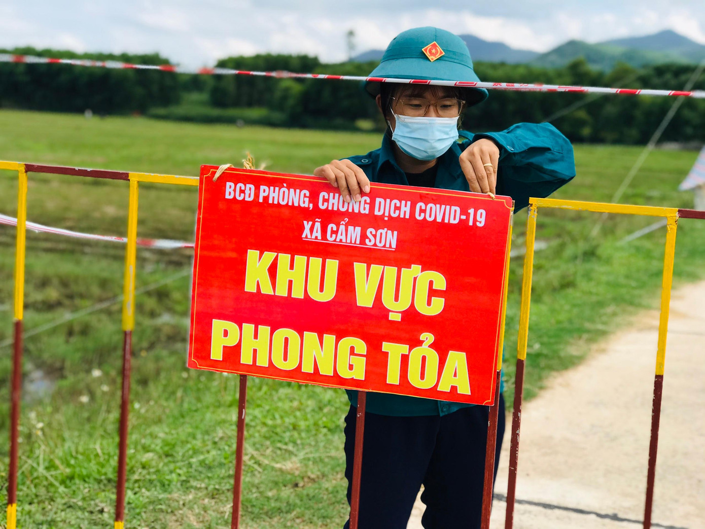 Cán bộ địa phương dỡ chốt phong toả ở thôn Vinh Sơn vào chiều 16/9.